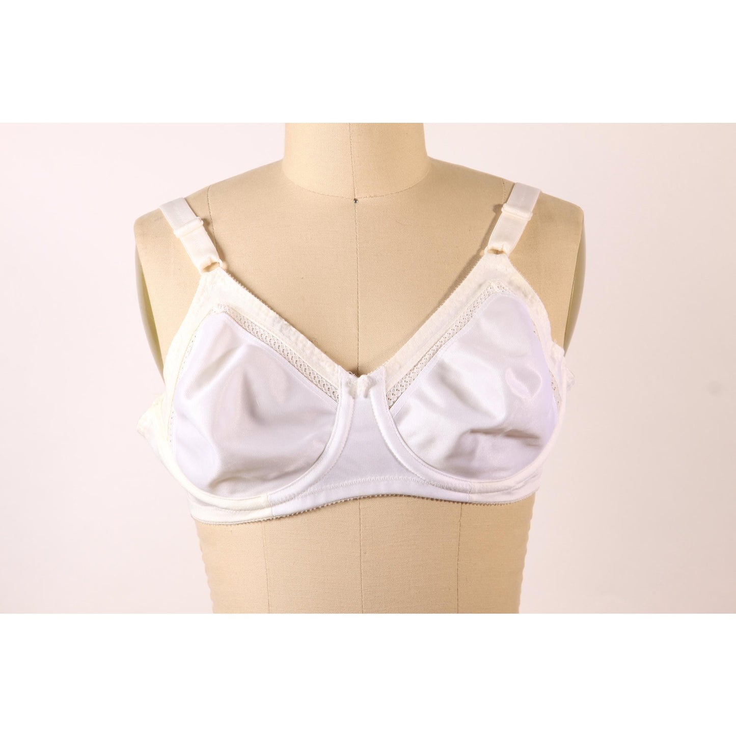 1970s White Lace Trim Floral Detail Bra by Support Can Be Beautiful-38B