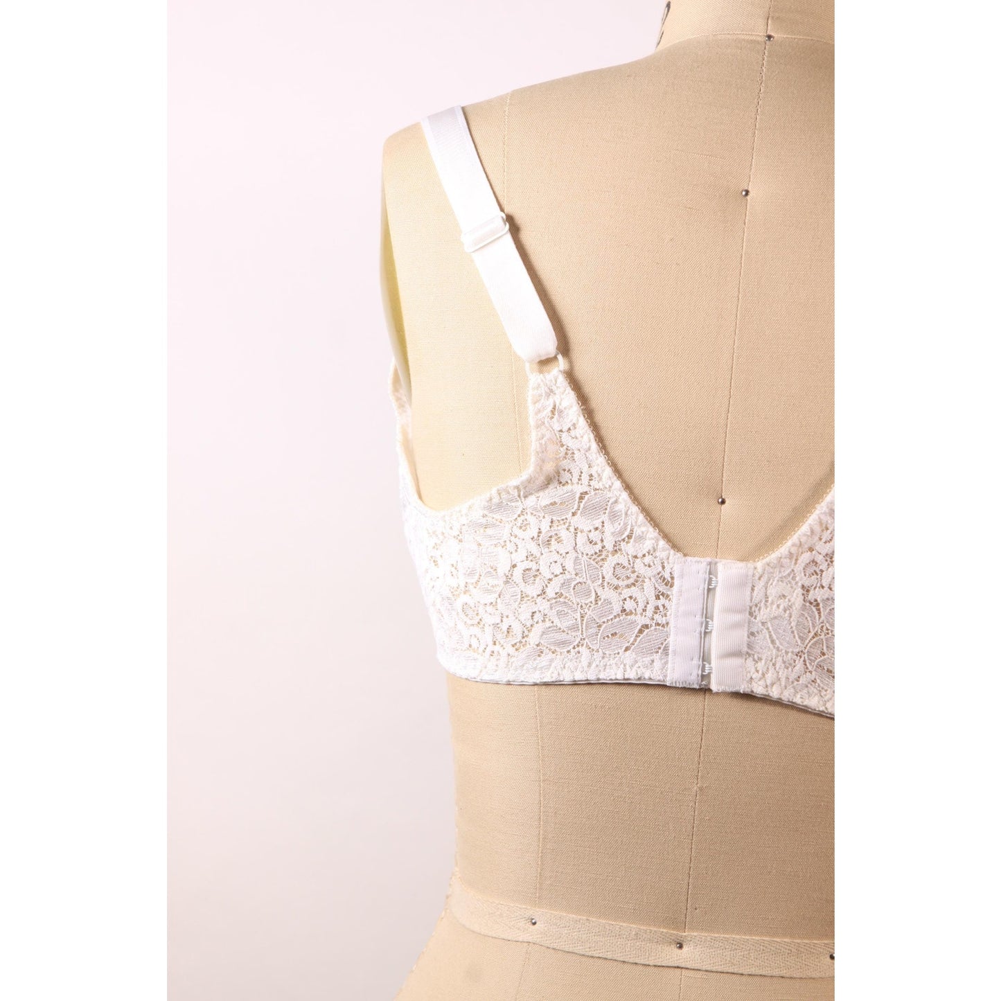 1970s 1980s White Floral Lace Bow Detail Bra by Rendezvous Maidenform-38D