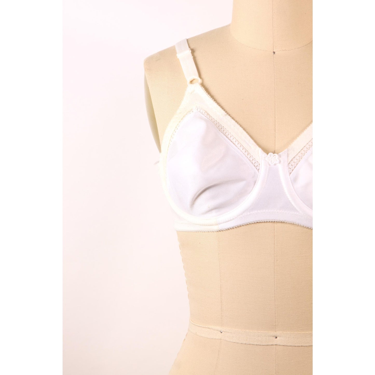 1970s White Lace Trim Floral Detail Bra by Support Can Be Beautiful-36B