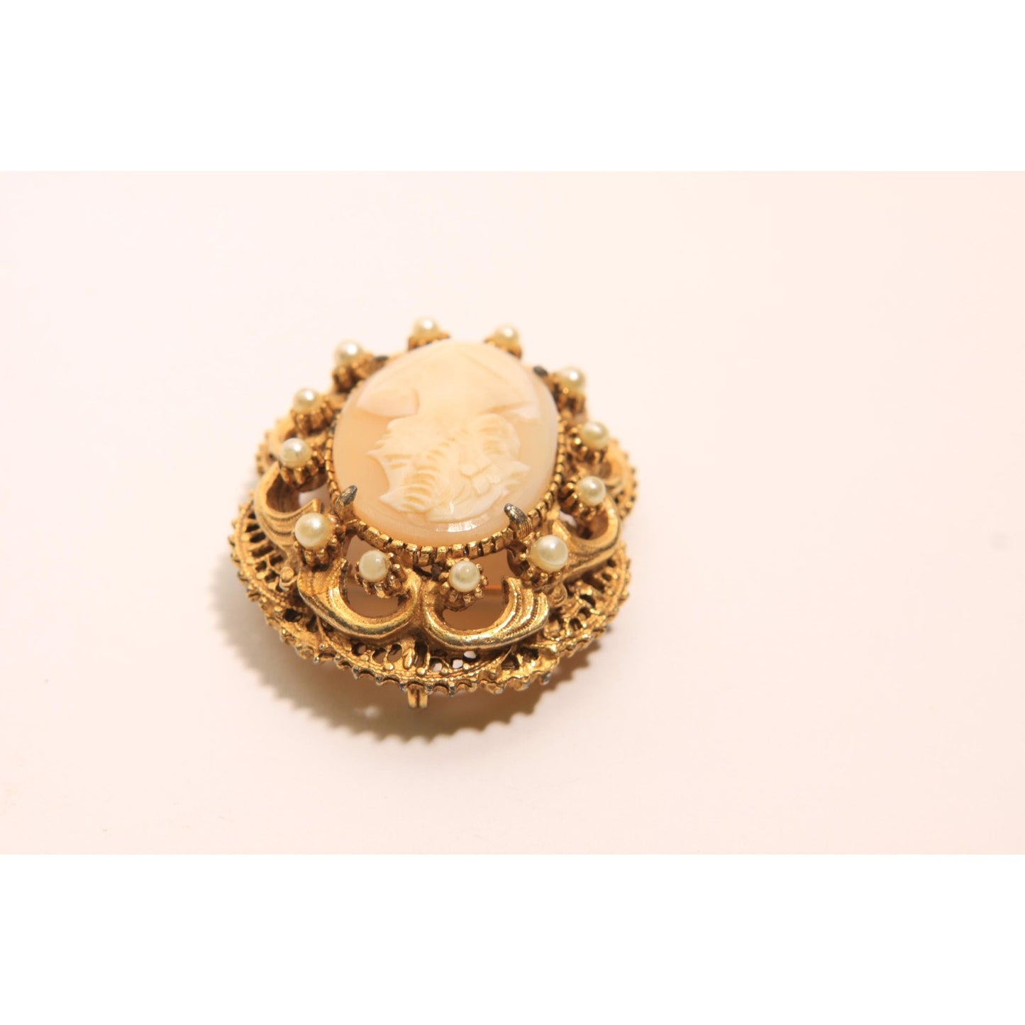 1950s 1960s Pink and Cream Cameo Gold Tone Metal Faux Pearl Pendant Brooch by Florenza