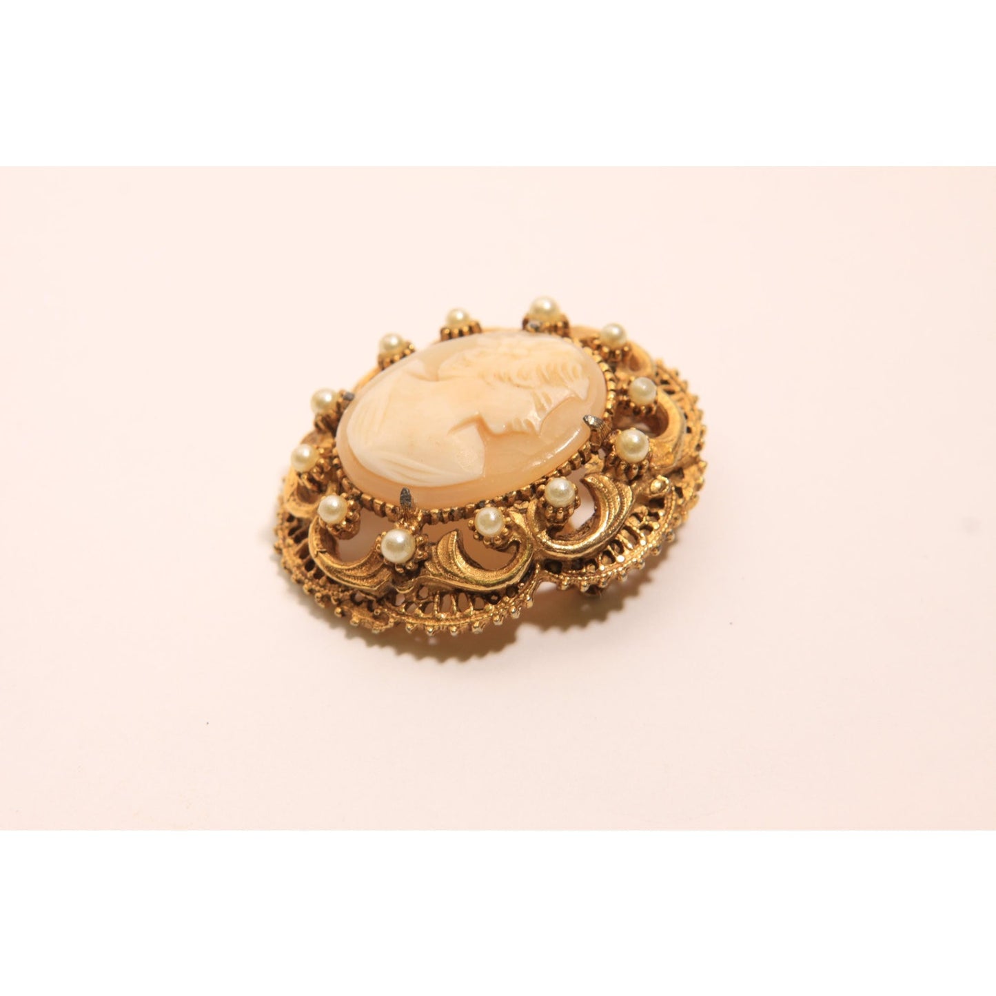 1950s 1960s Pink and Cream Cameo Gold Tone Metal Faux Pearl Pendant Brooch by Florenza