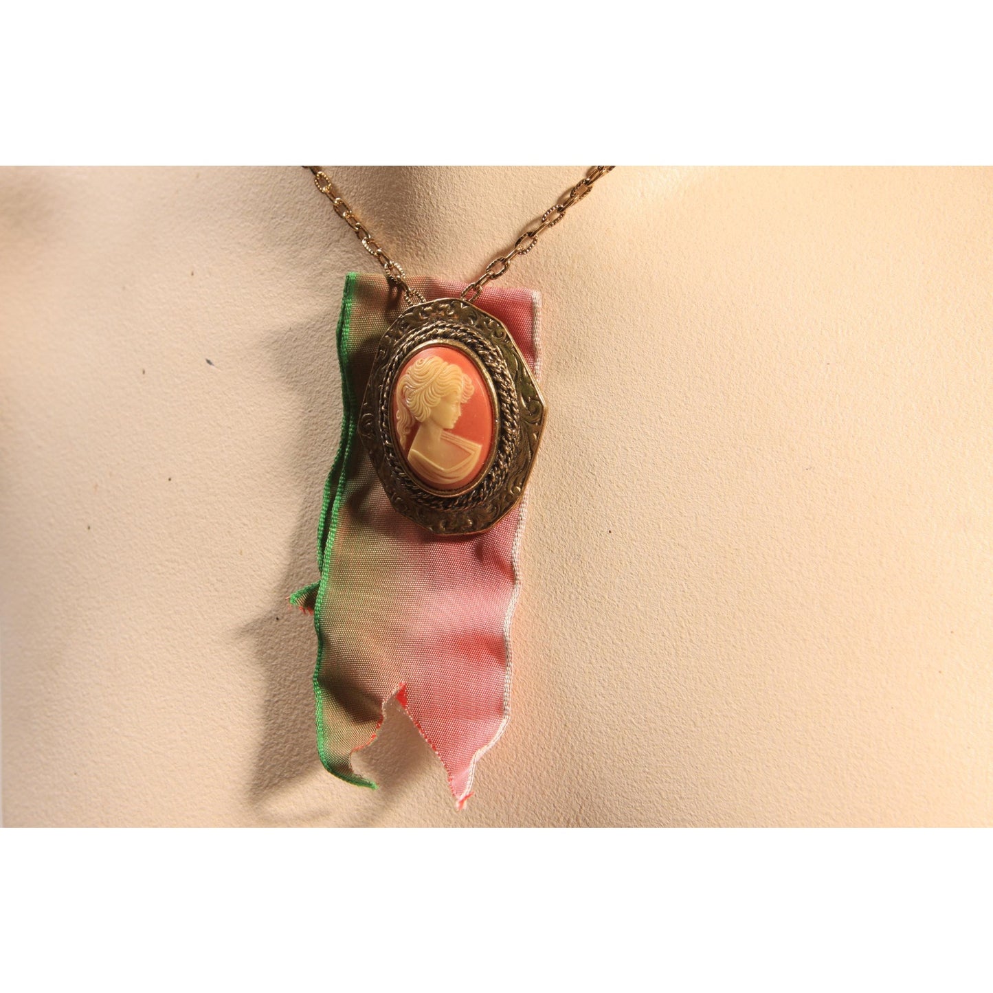 1950s 1960s Pink and Gold Tone Metal Cameo Ribbon Pendant Necklace