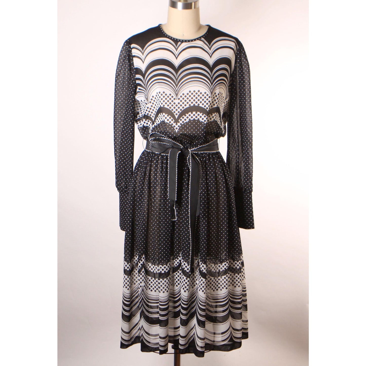 1970s Black and White Scalloped Mod Long Sleeve Belted Flared Skirt Dress -L
