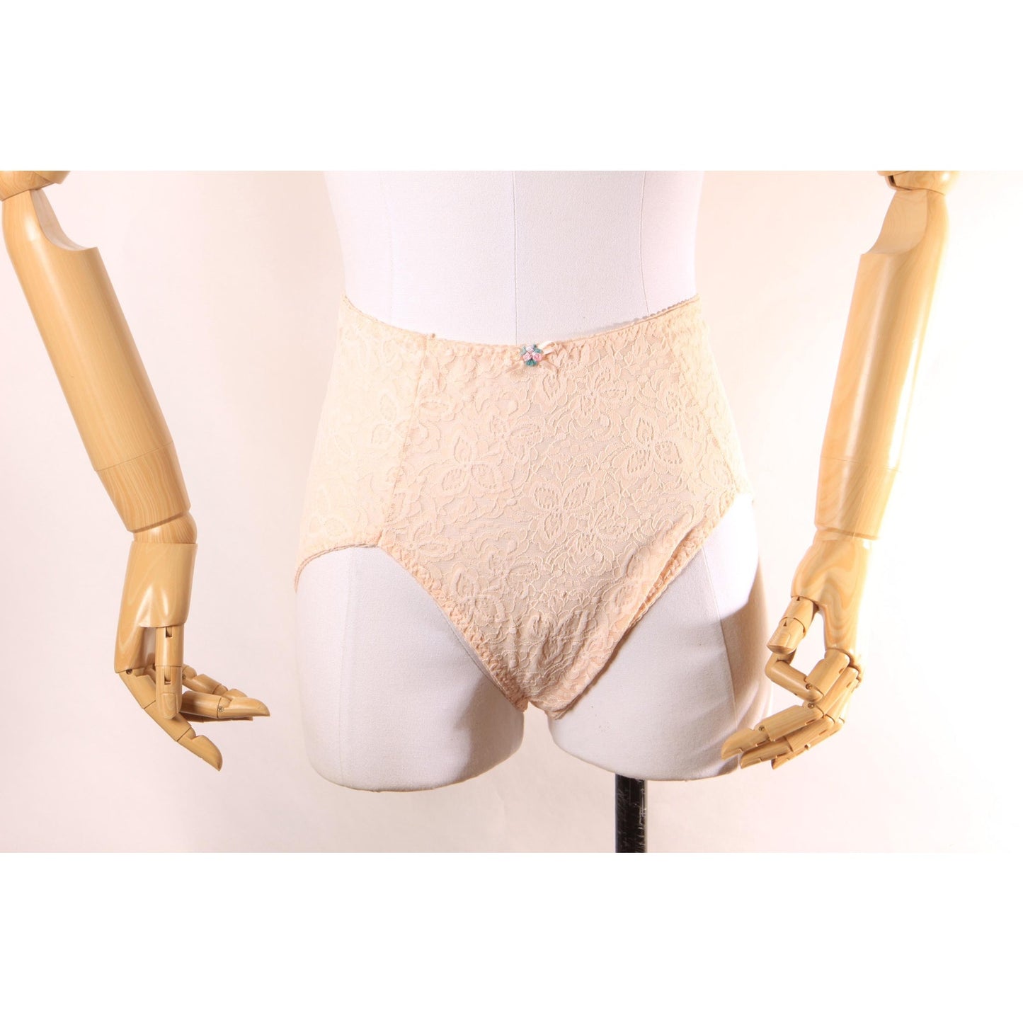 Late 1970s Early 1980s Peach Pink Floral Lace High Waisted Floral Detail Underwear Panties by Bali-XL