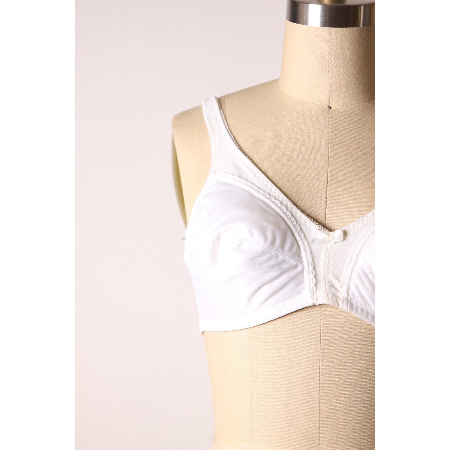 1970s White Light Padded Cup Bow Detail Bra by Sears-38A