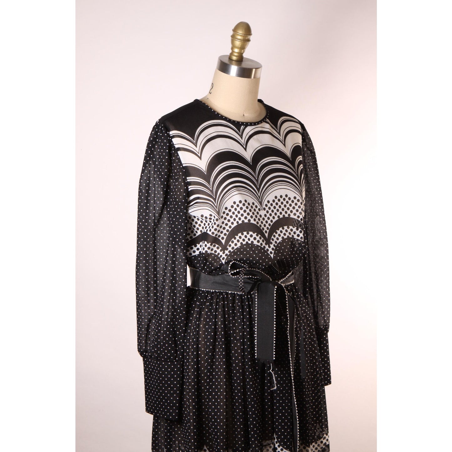 1970s Black and White Scalloped Mod Long Sleeve Belted Flared Skirt Dress -L