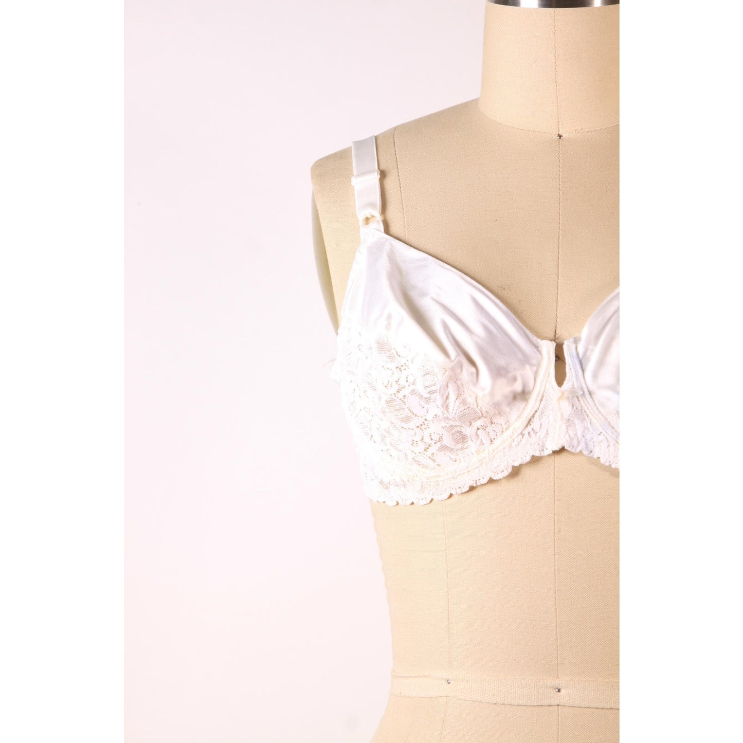 1970s 1980s White Sheer Floral Lace Bow Detail Bra by Rendezvous Maidenform-38B