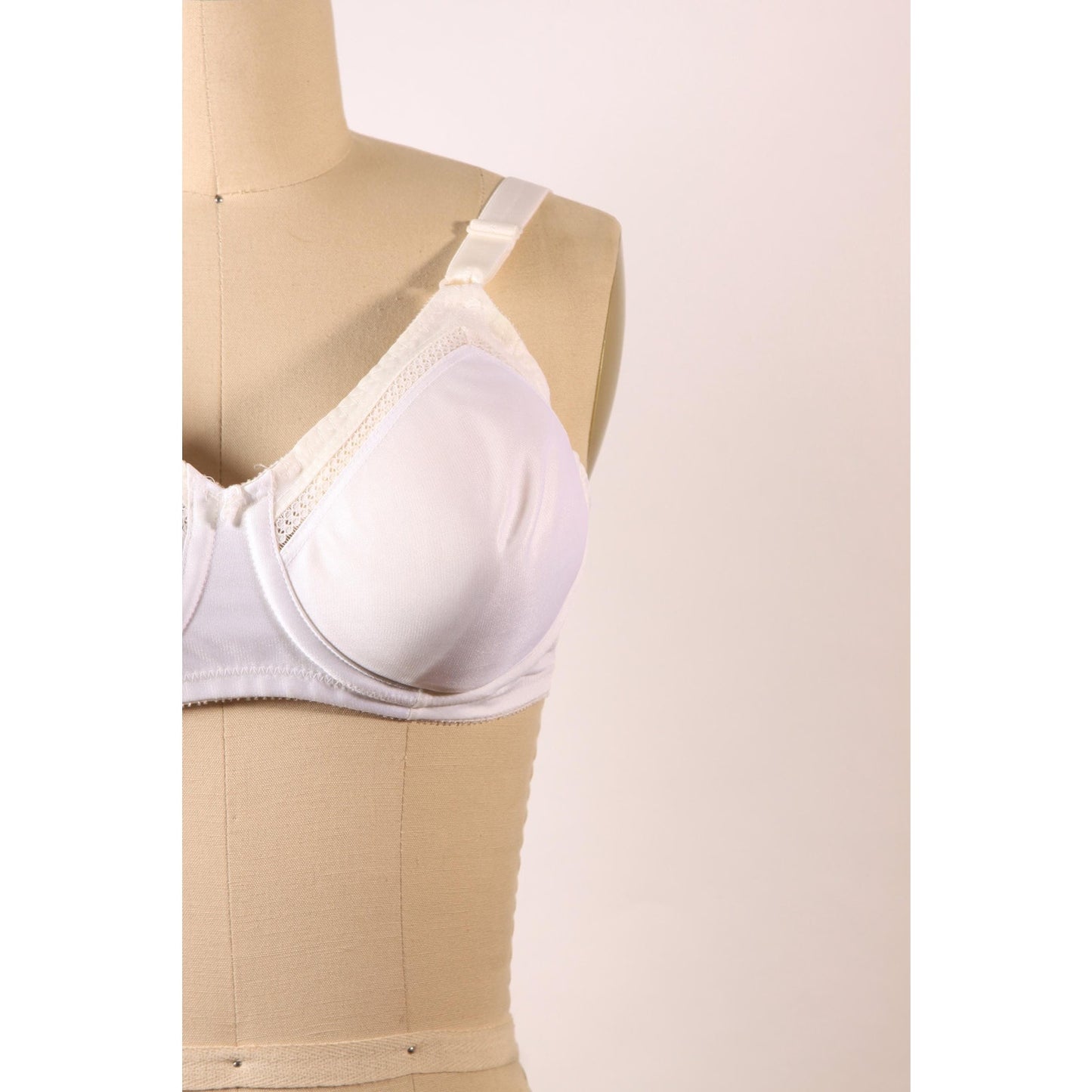 1970s White Lace Trim Floral Detail Bra by Support Can Be Beautiful-38B