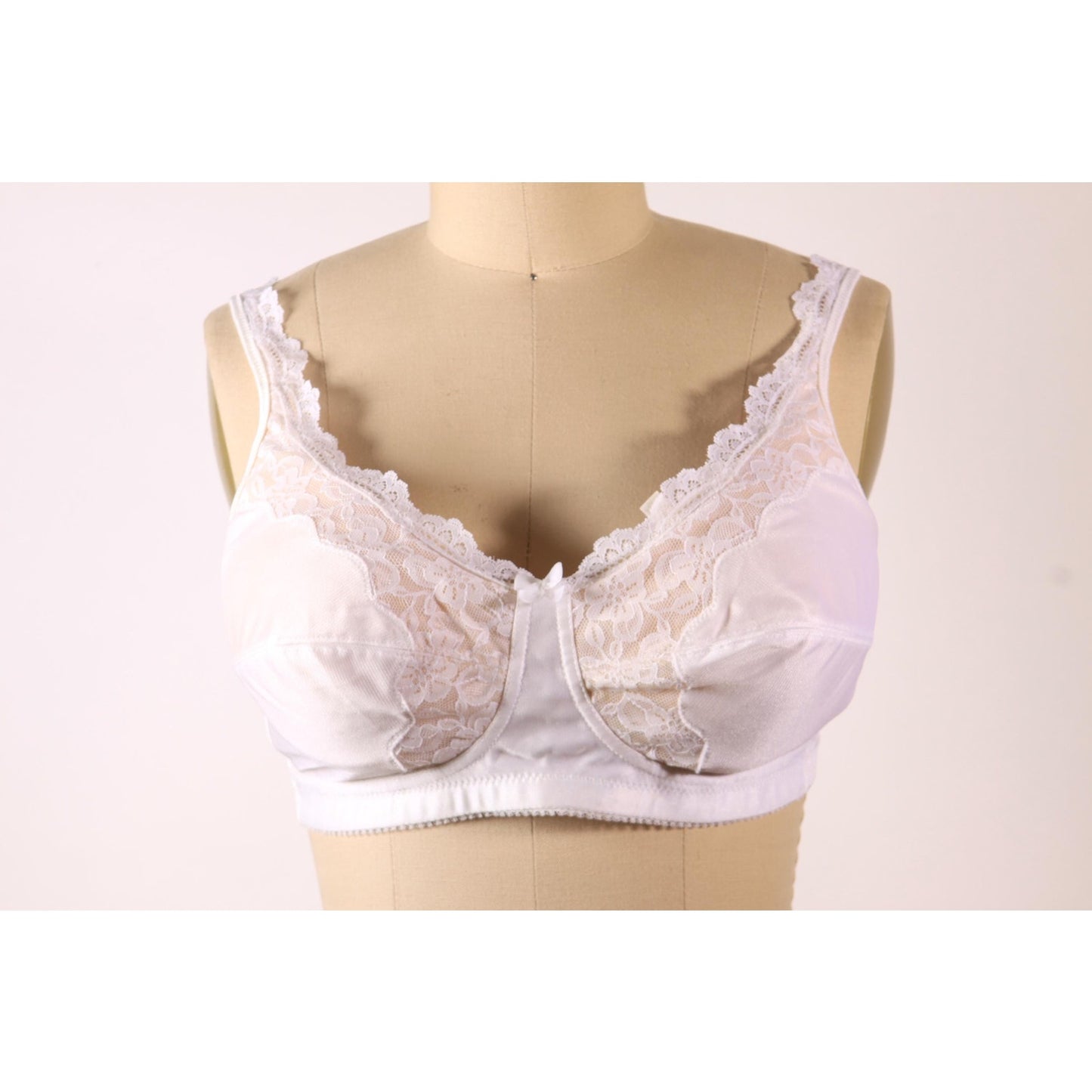 1980s White and Beige Floral Lace Bow Detail Bra by Classique-38B