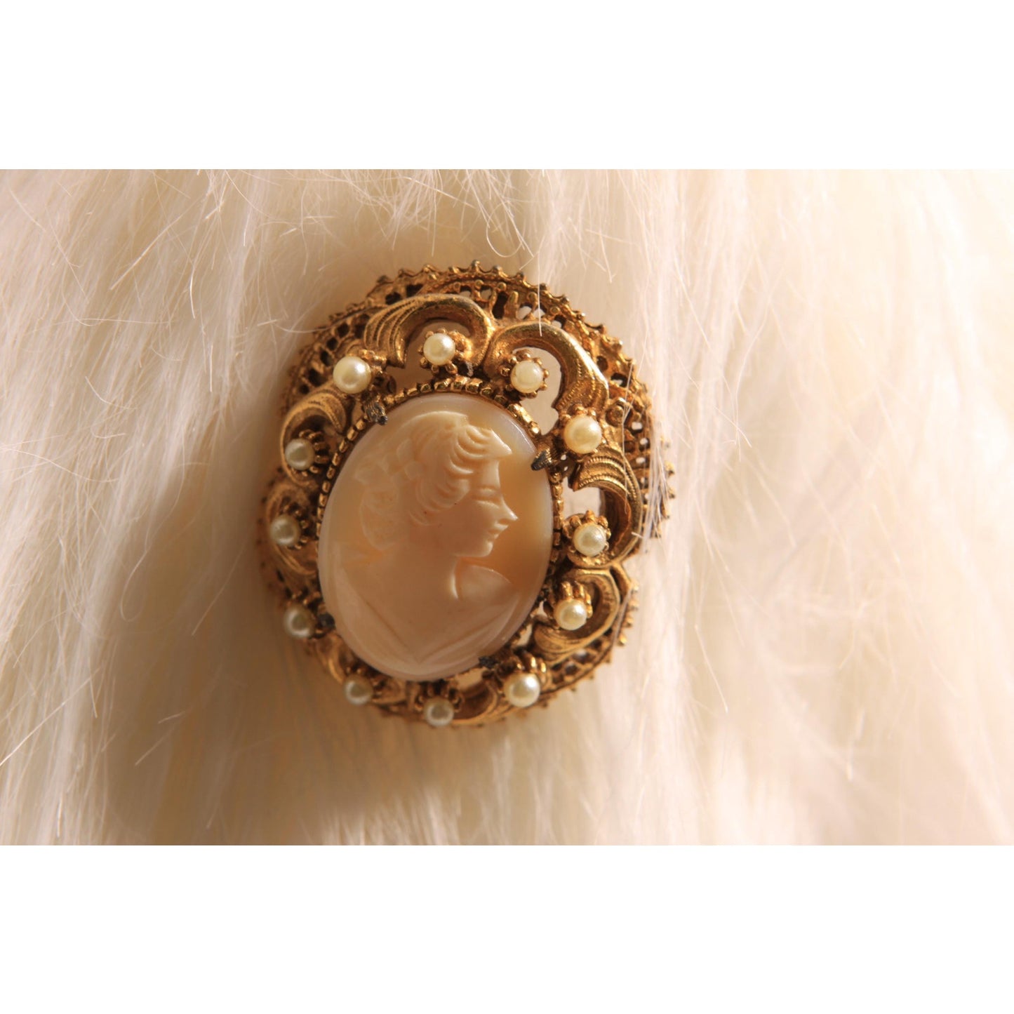 1950s 1960s Pink and Cream Cameo Gold Tone Metal Faux Pearl Pendant Brooch by Florenza