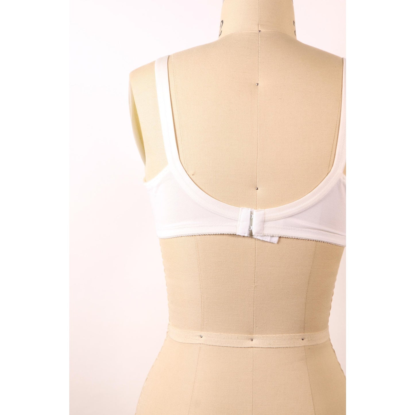 1970s White Lace Trim Floral Detail Bra by Support Can Be Beautiful-36B