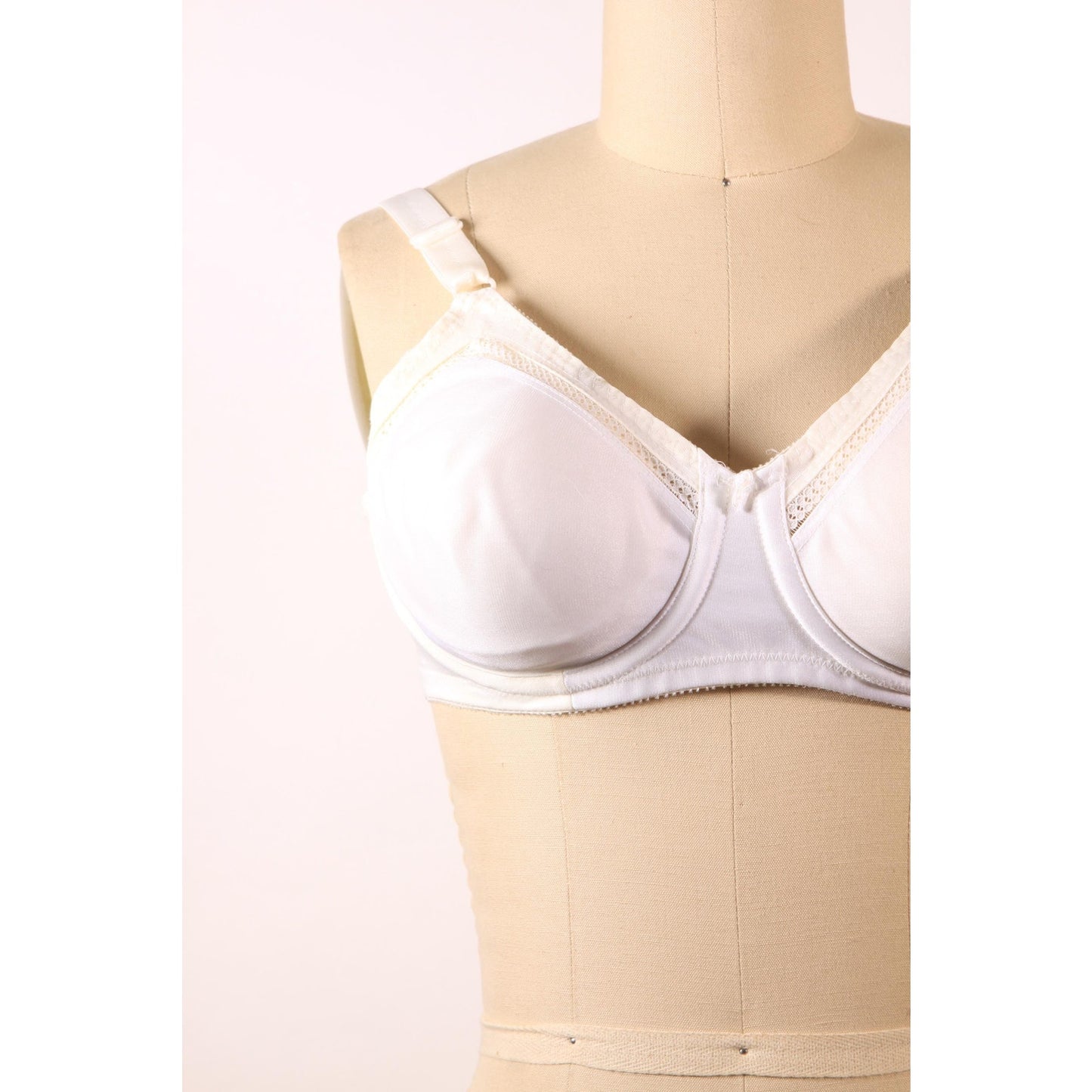 1970s White Lace Trim Floral Detail Bra by Support Can Be Beautiful-38B