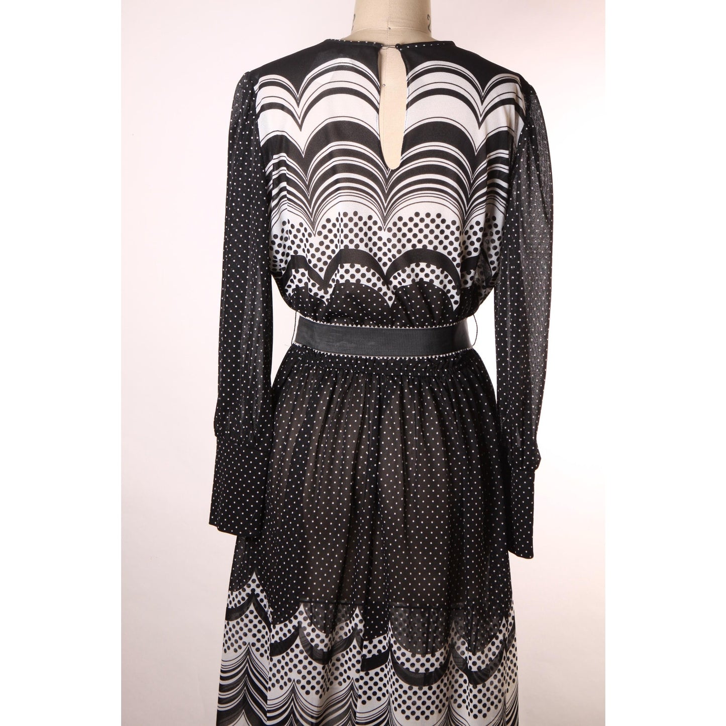 1970s Black and White Scalloped Mod Long Sleeve Belted Flared Skirt Dress -L