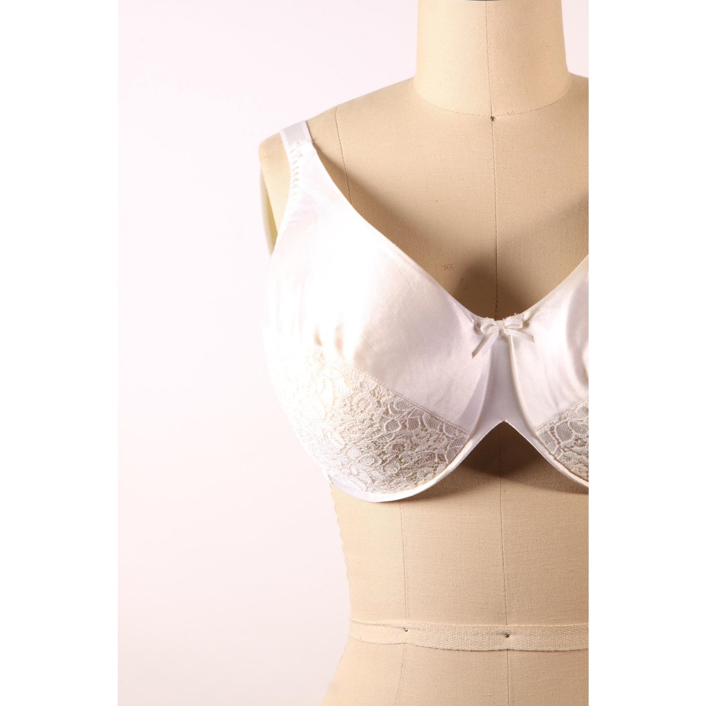 1970s 1980s White Floral Lace Bow Detail Bra by Rendezvous Maidenform-38D