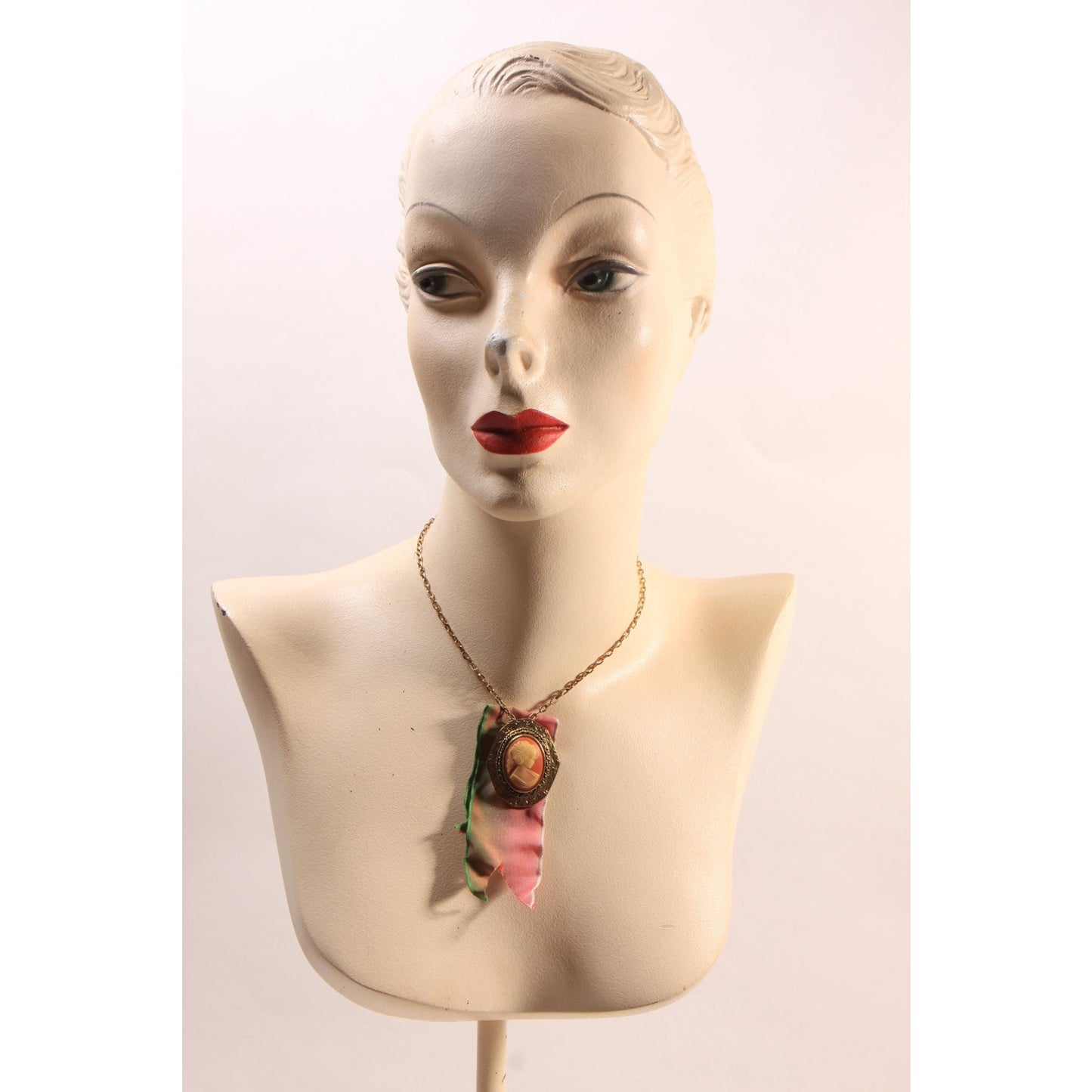 1950s 1960s Pink and Gold Tone Metal Cameo Ribbon Pendant Necklace