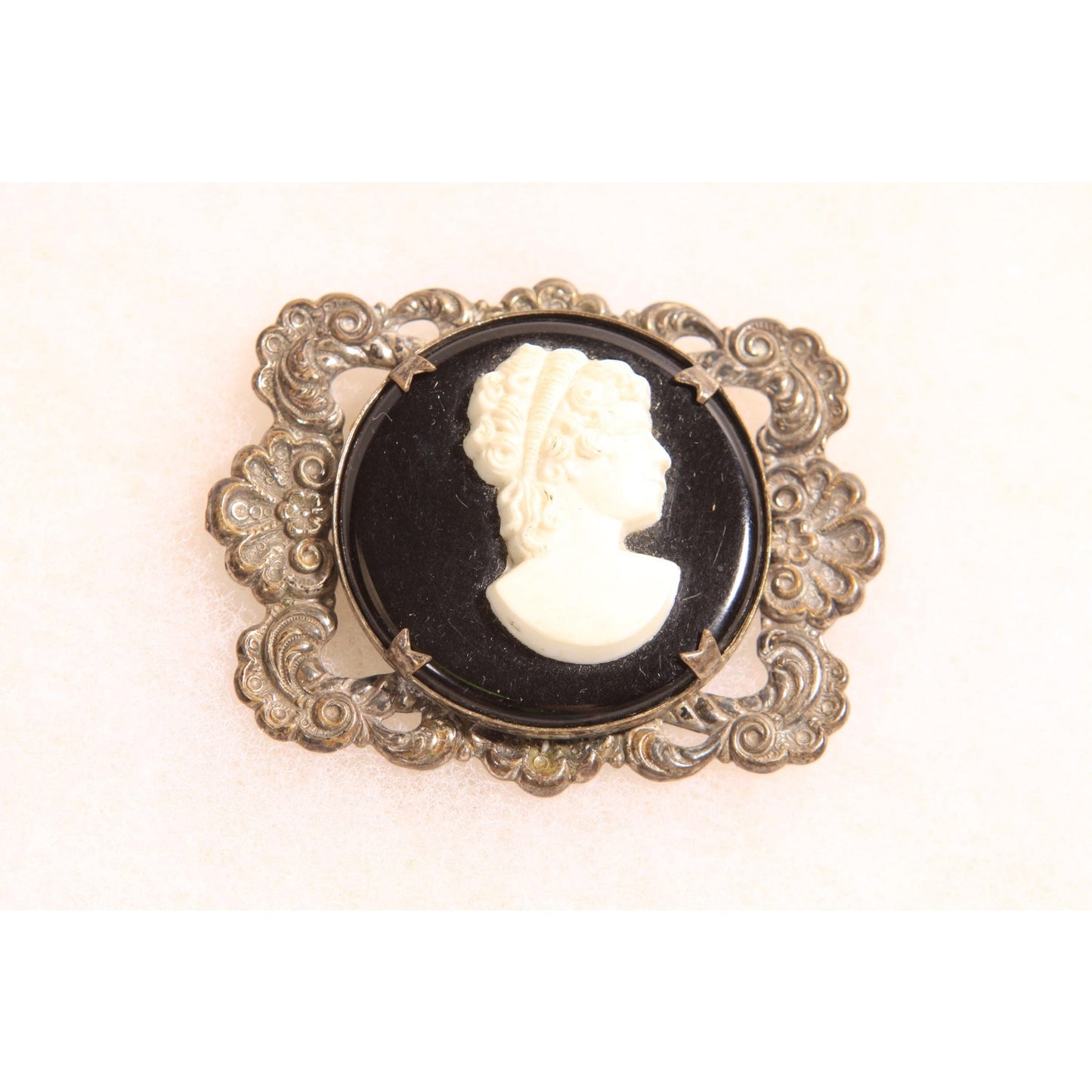 1940s 1950s Black and White Cameo Silver Tone Metal Brooch