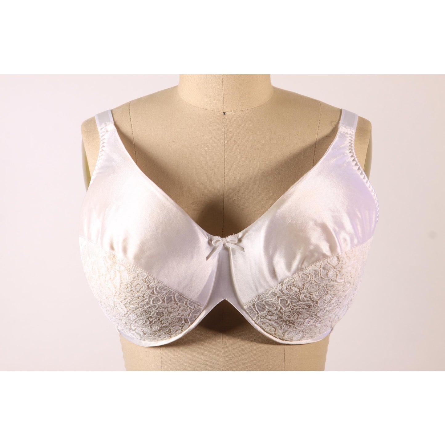 1970s 1980s White Floral Lace Bow Detail Bra by Rendezvous Maidenform-38D