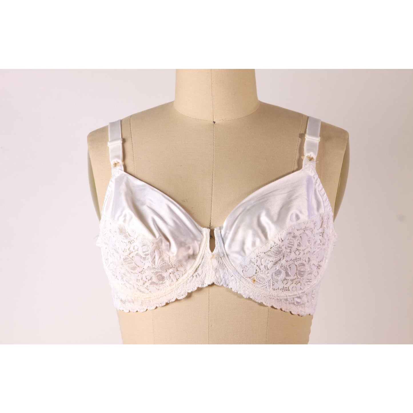 1970s 1980s White Sheer Floral Lace Bow Detail Bra by Rendezvous Maidenform-38B