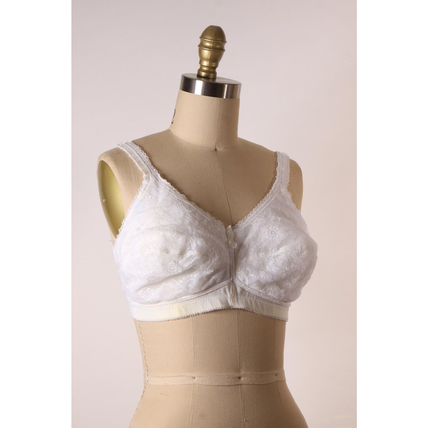 1970s White Floral Lace Floral Bow Detail Padded Bra by Jodee Surgical-40C