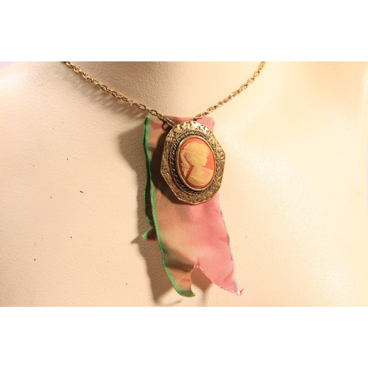 1950s 1960s Pink and Gold Tone Metal Cameo Ribbon Pendant Necklace