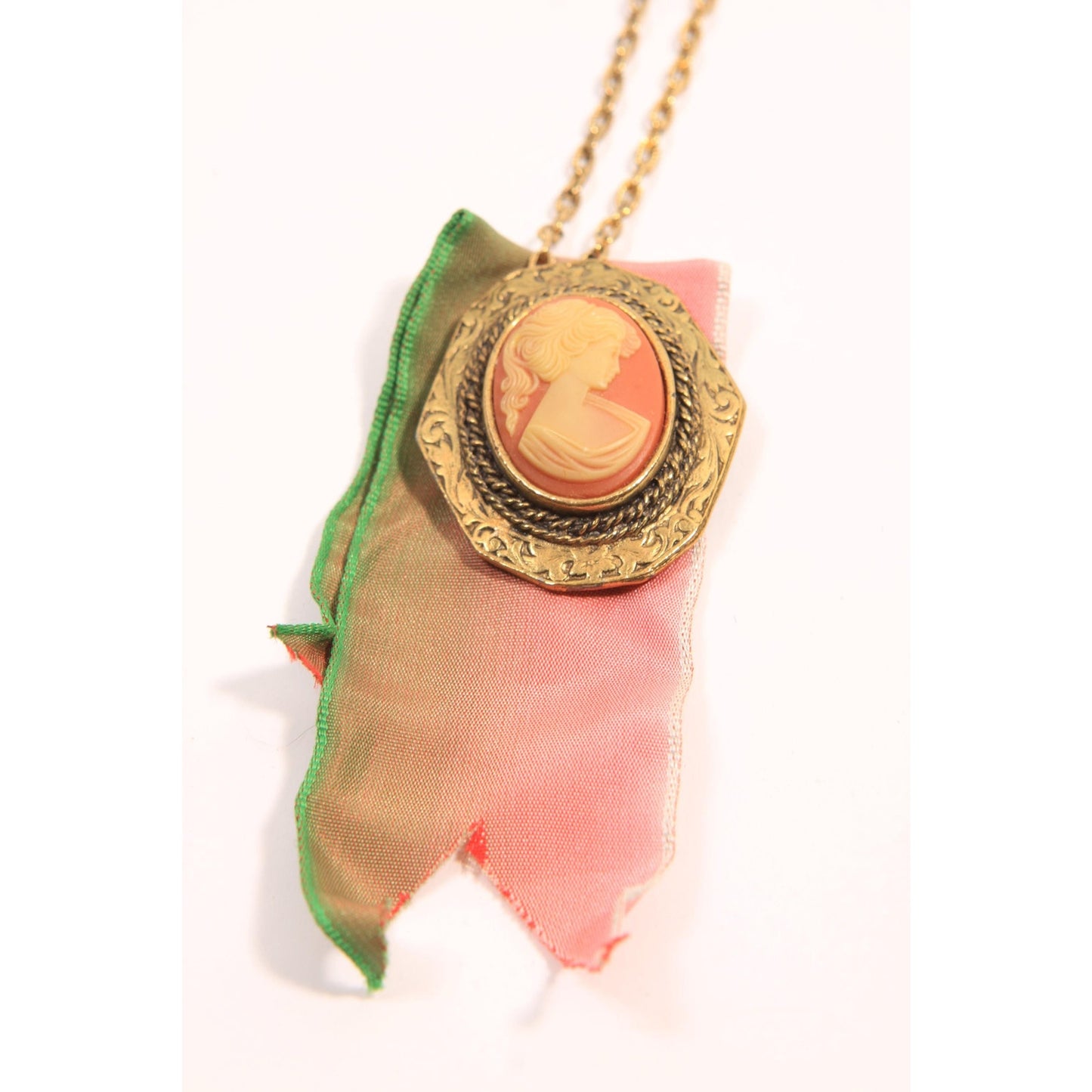 1950s 1960s Pink and Gold Tone Metal Cameo Ribbon Pendant Necklace