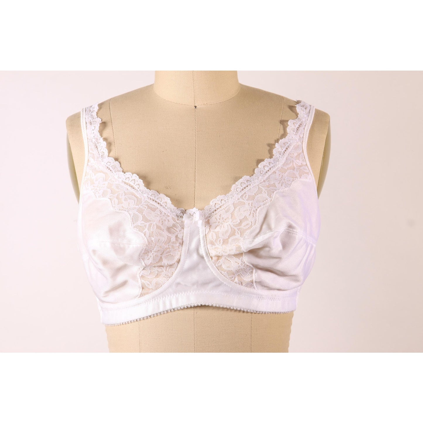 1980s White and Beige Floral Lace Bow Detail Bra by Classique-38B