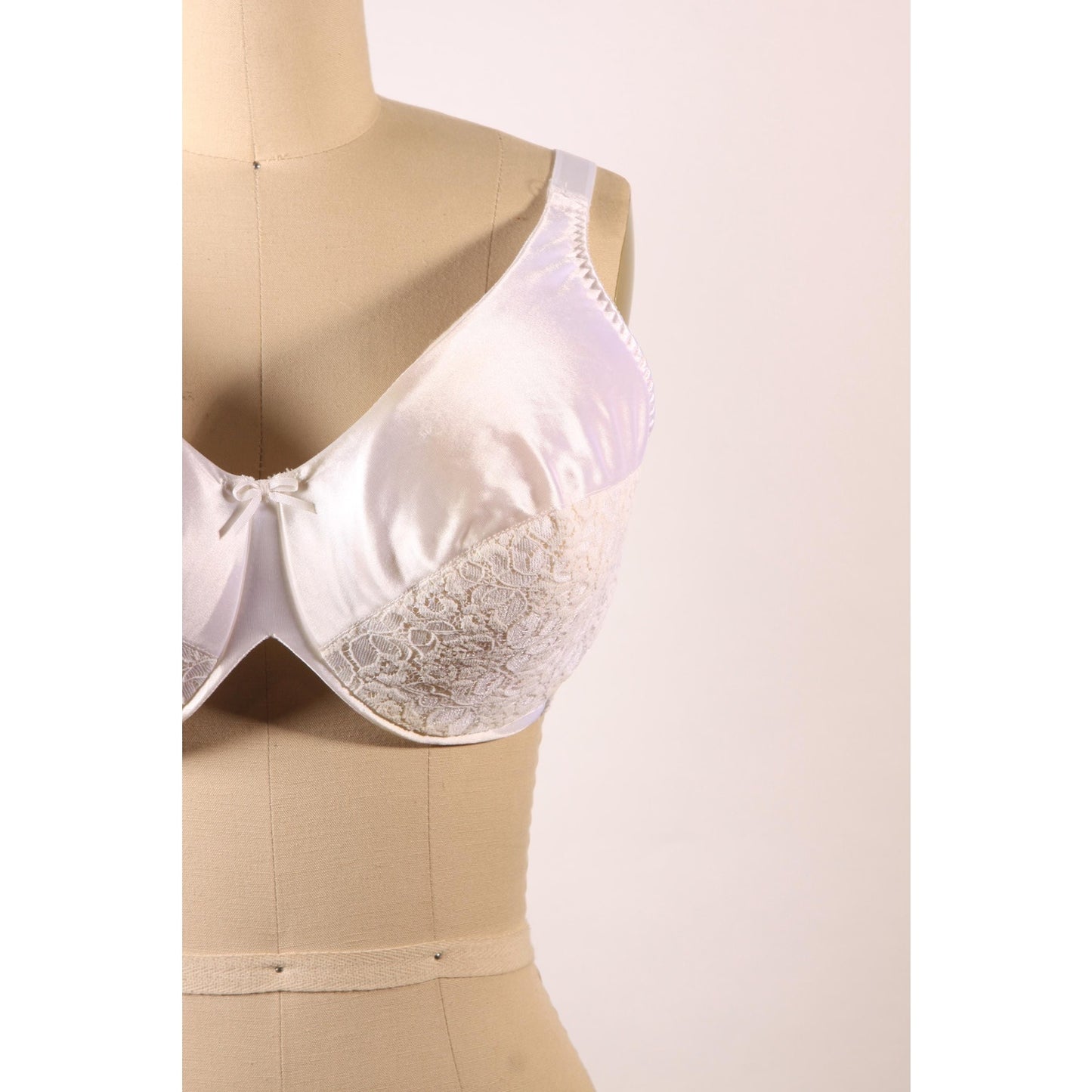 1970s 1980s White Floral Lace Bow Detail Bra by Rendezvous Maidenform-38D