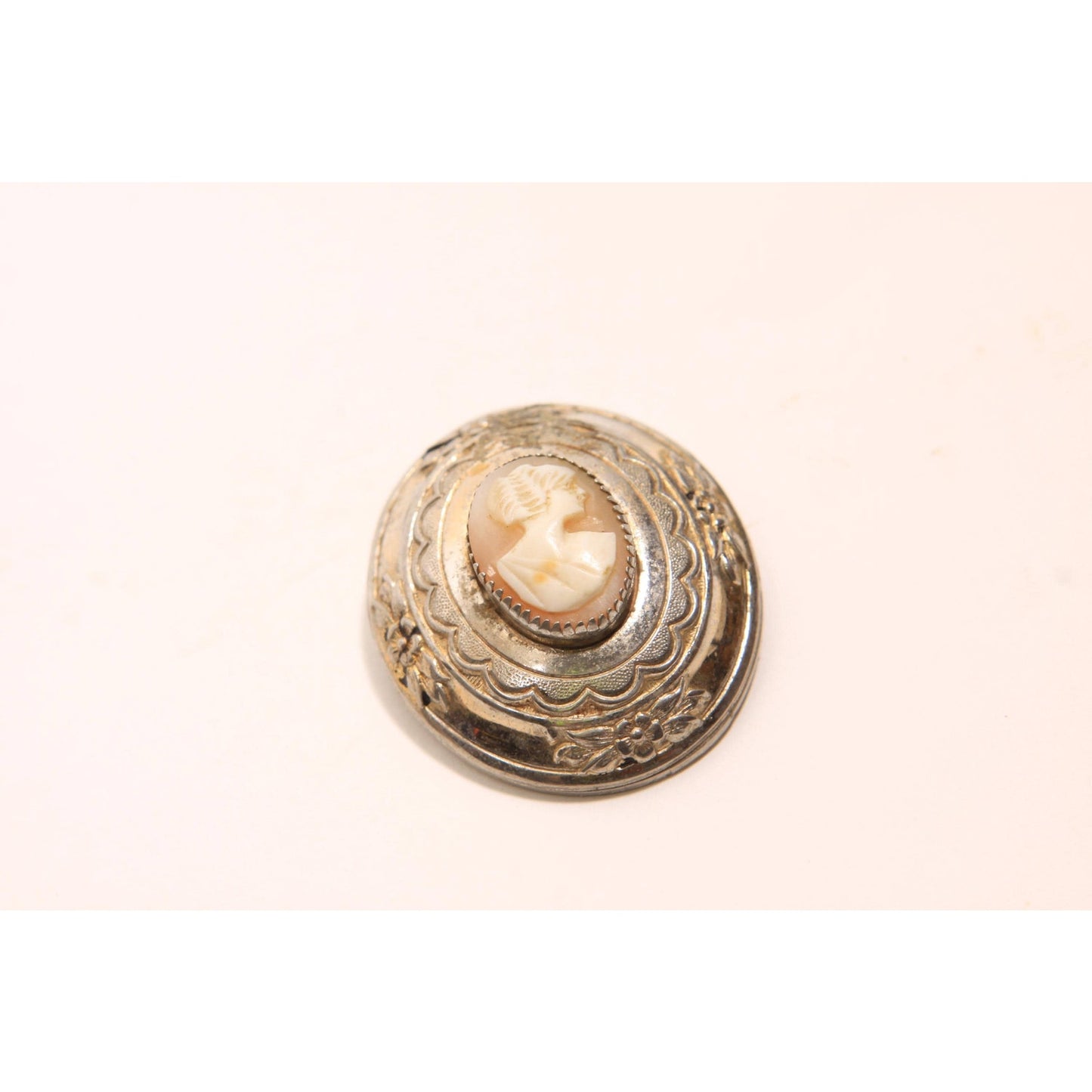 1950s 1960s Pink and Cream Cameo Silver Tone Metal Oval Brooch by Coro