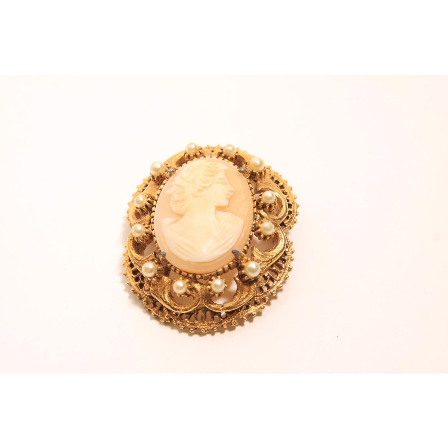 1950s 1960s Pink and Cream Cameo Gold Tone Metal Faux Pearl Pendant Brooch by Florenza