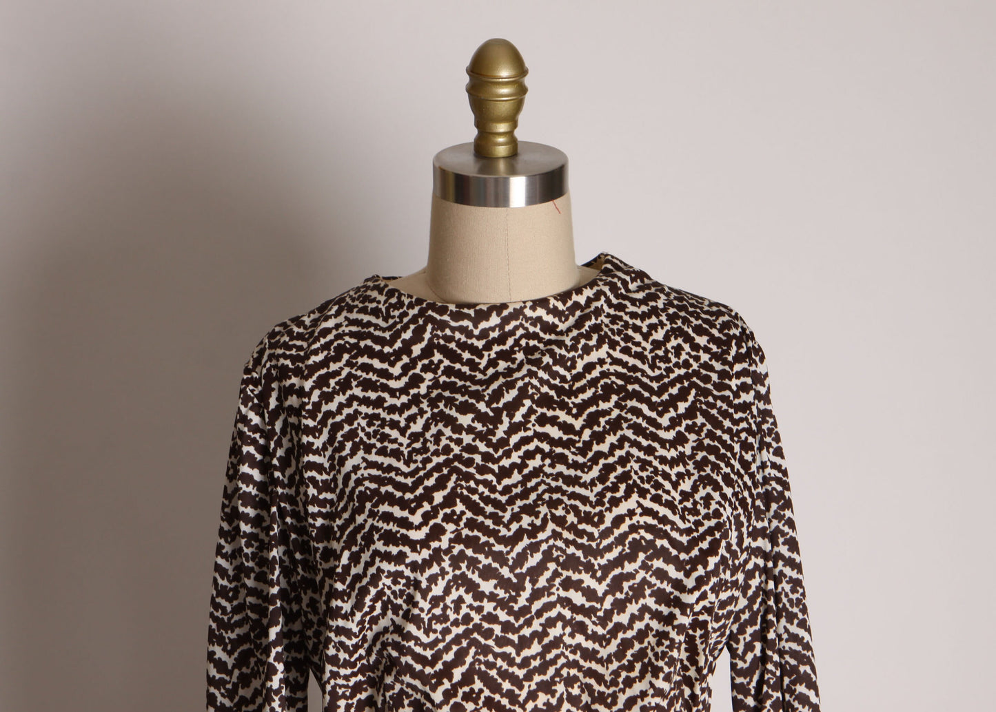 1950s Brown and White Striped Pattern Jersey Knit Long Sleeve Pleated Skirt Dress -L