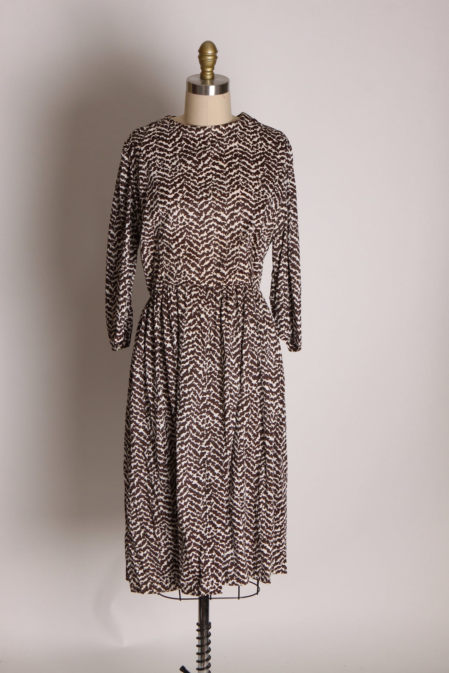 1950s Brown and White Striped Pattern Jersey Knit Long Sleeve Pleated Skirt Dress -L
