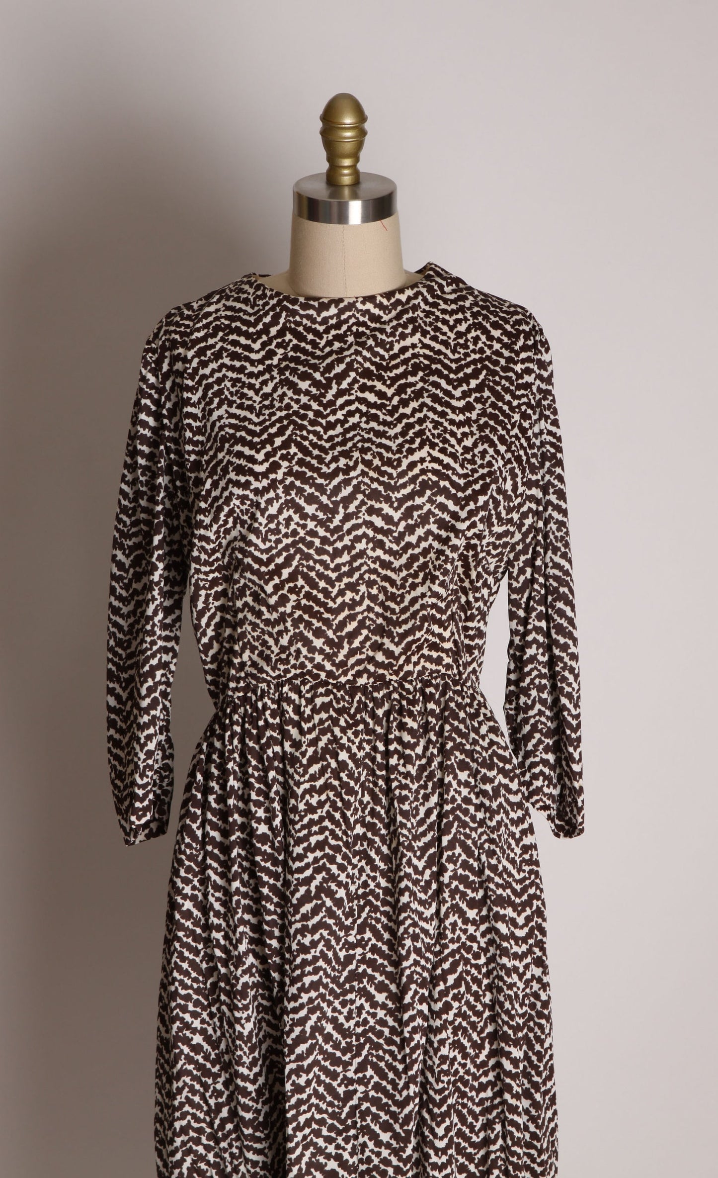 1950s Brown and White Striped Pattern Jersey Knit Long Sleeve Pleated Skirt Dress -L