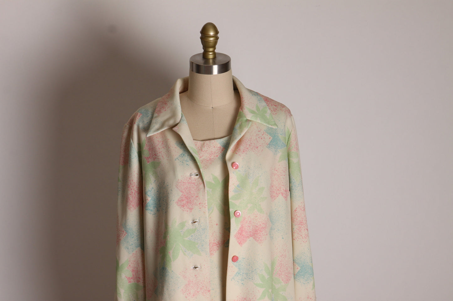 1970s Cream, Pink, Blue and Green Floral Leaf Print Polyester Sleeveless Blouse with Matching Button Up Long Sleeve Jacket Two Piece