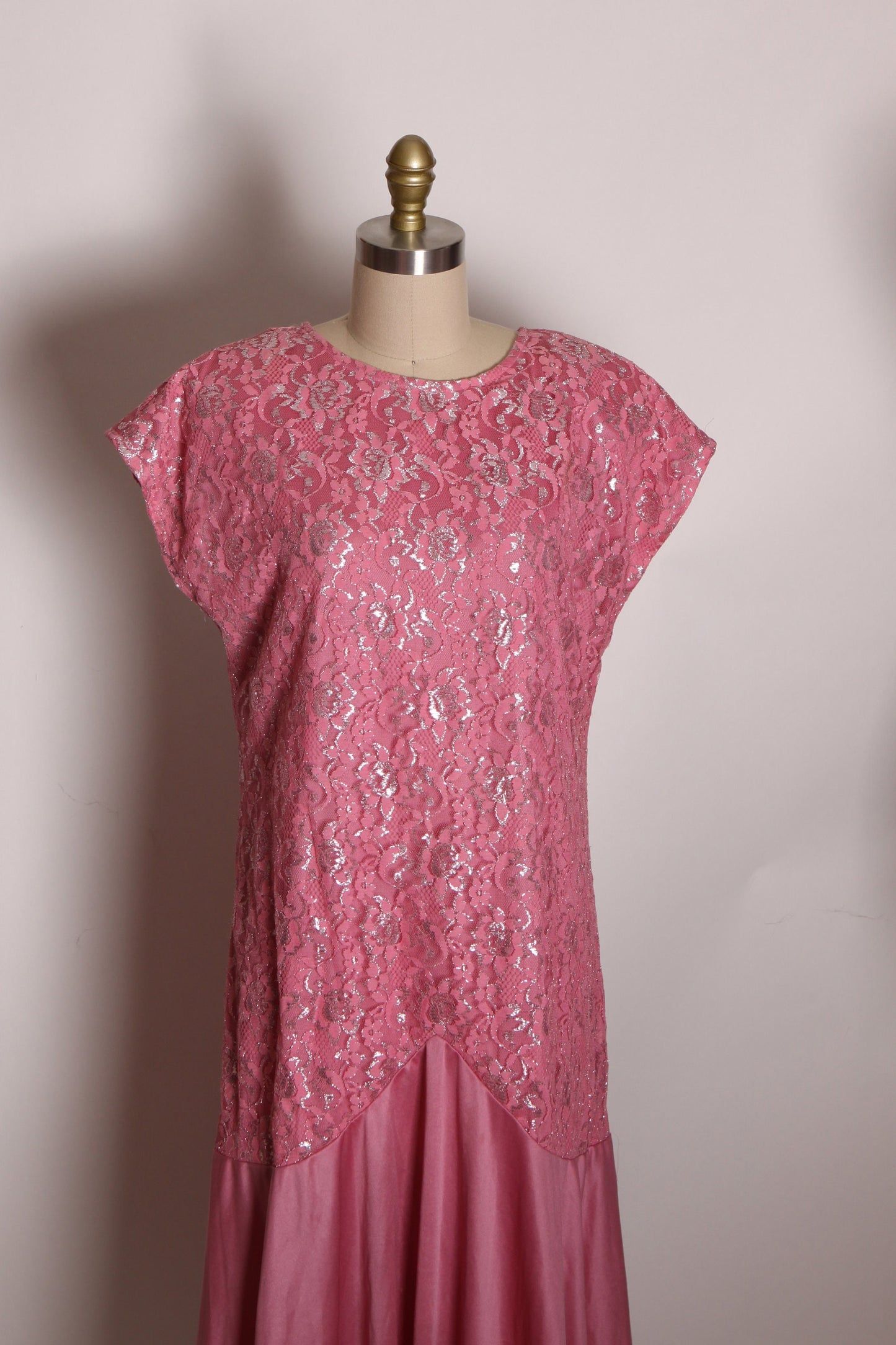 1980s Pink and Silver Short Sleeve Floral Lurex Drop waist Formal Pageant Prom Dress by JCPenney -L