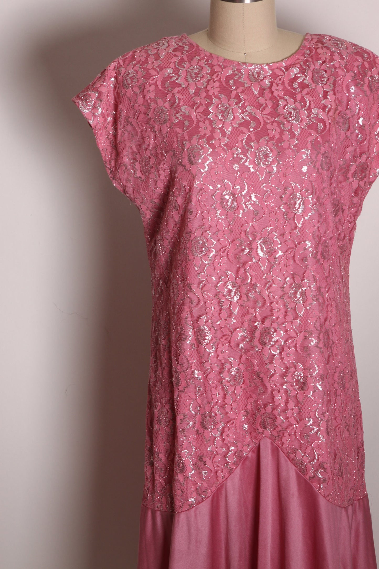 1980s Pink and Silver Short Sleeve Floral Lurex Drop waist Formal Pageant Prom Dress by JCPenney -L