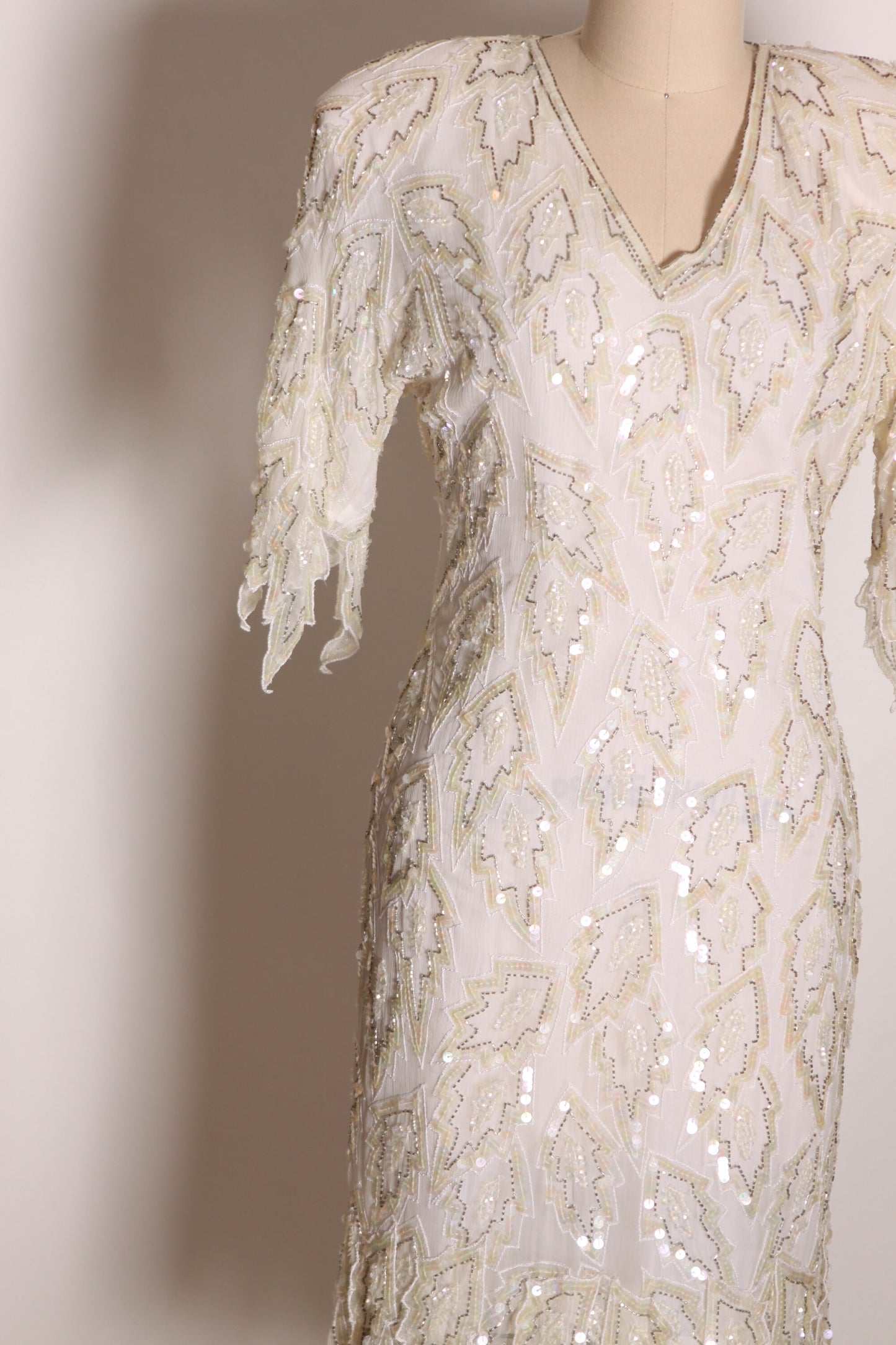1980s White Short Sleeve Flame Fringes Sequin Beaded Flapper Style Dress by Carina -S