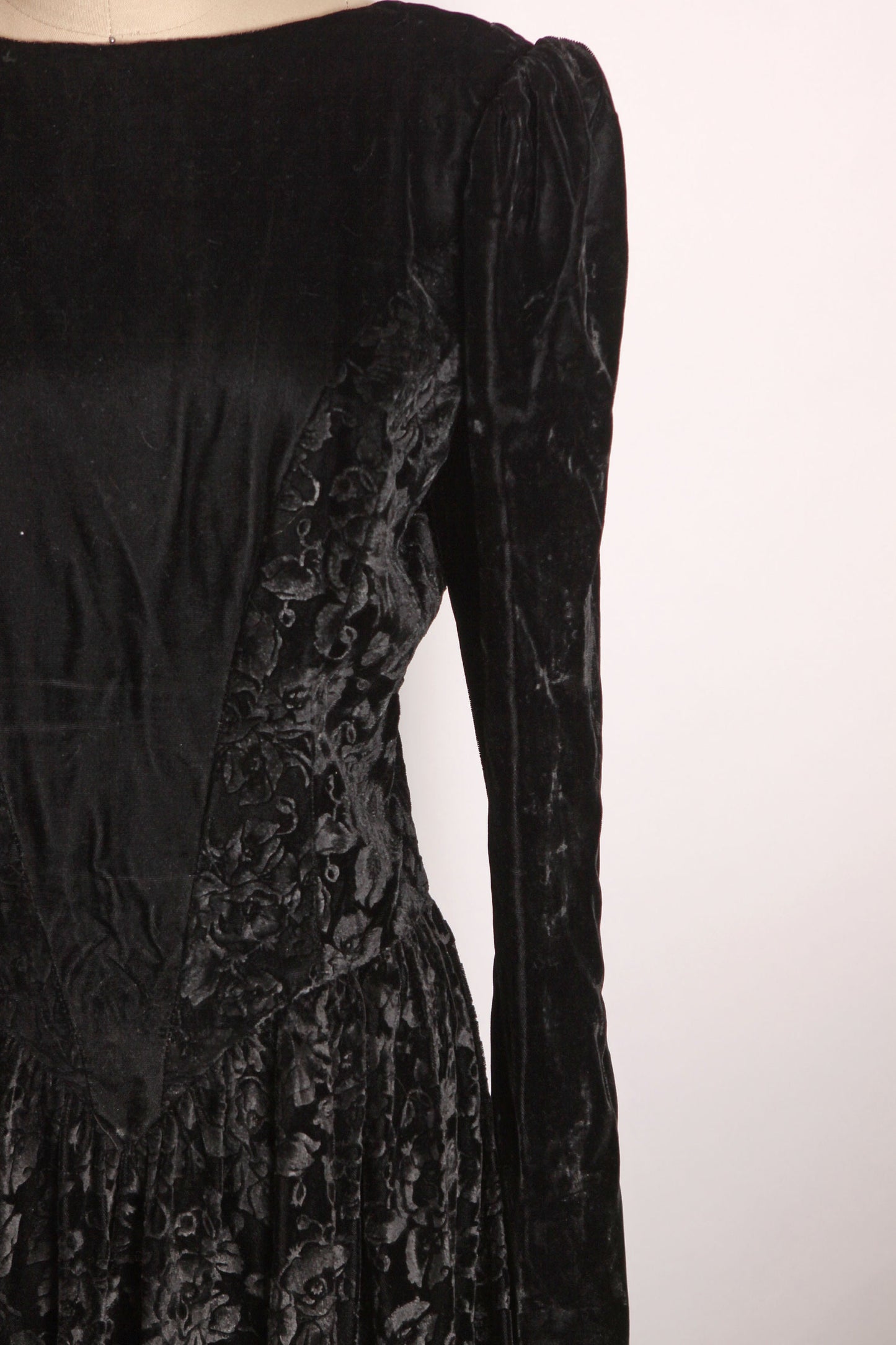 1980s Black Velvet Floral Burnout Long Sleeve Fit and Flare Gothic Dress by Jessica McClintock -L