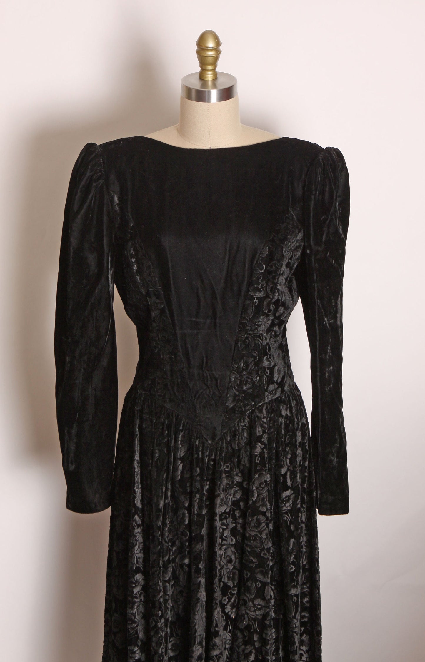 1980s Black Velvet Floral Burnout Long Sleeve Fit and Flare Gothic Dress by Jessica McClintock -L