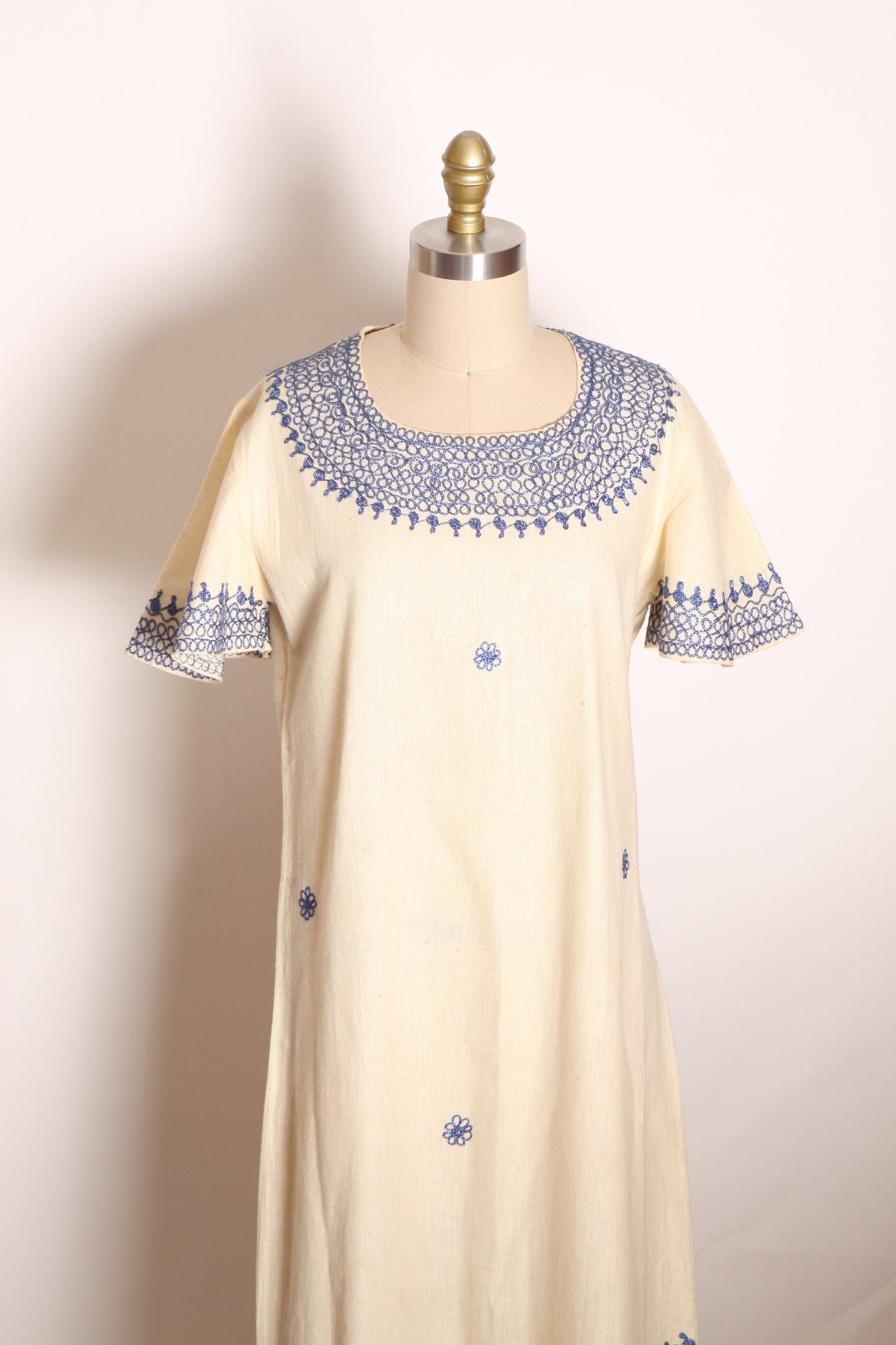 1970s Cream Off White and Blue Embroidered Boho Caftan Full Length Short Sleeve Pullover Dress -L