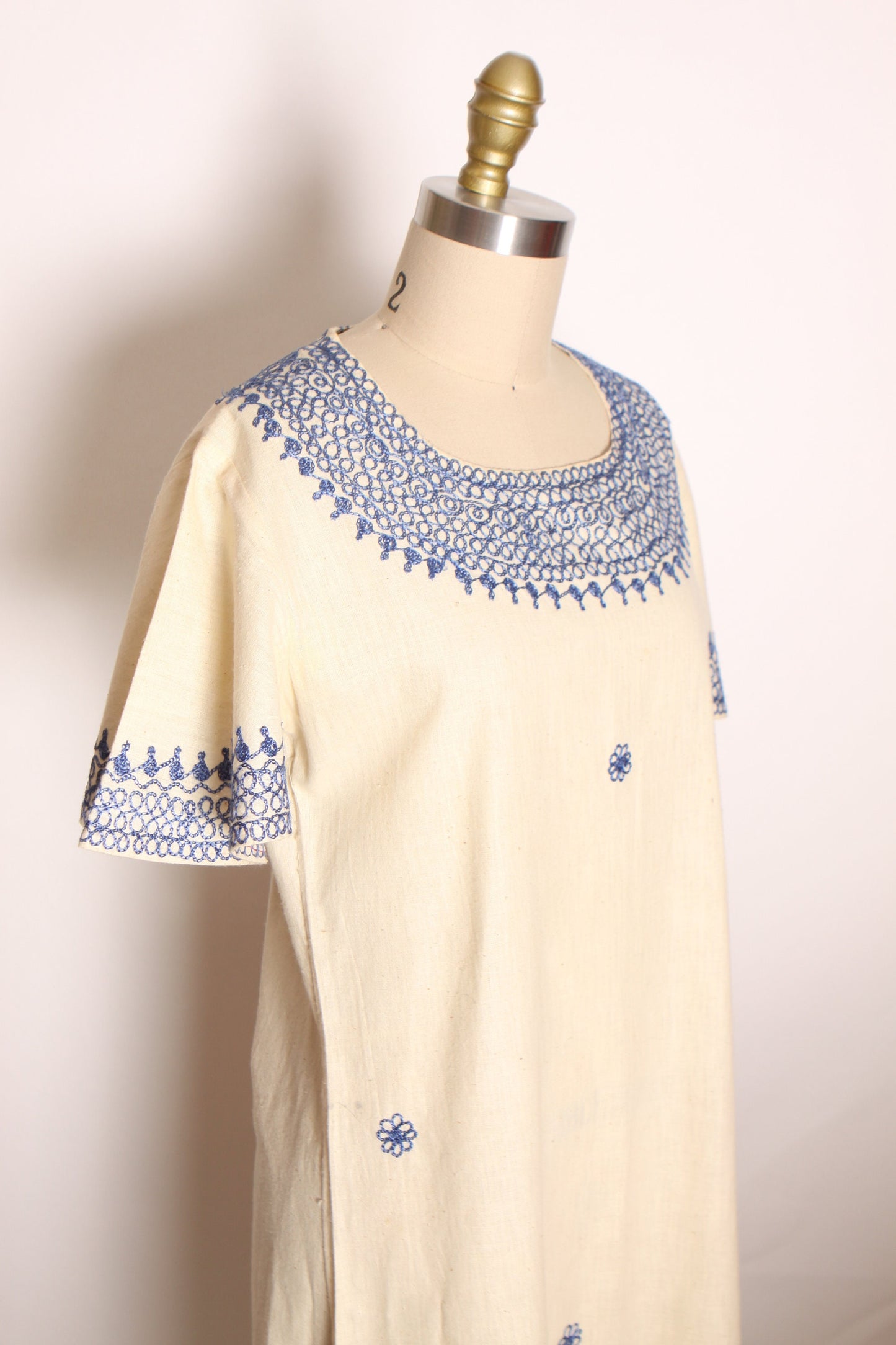 1970s Cream Off White and Blue Embroidered Boho Caftan Full Length Short Sleeve Pullover Dress -L