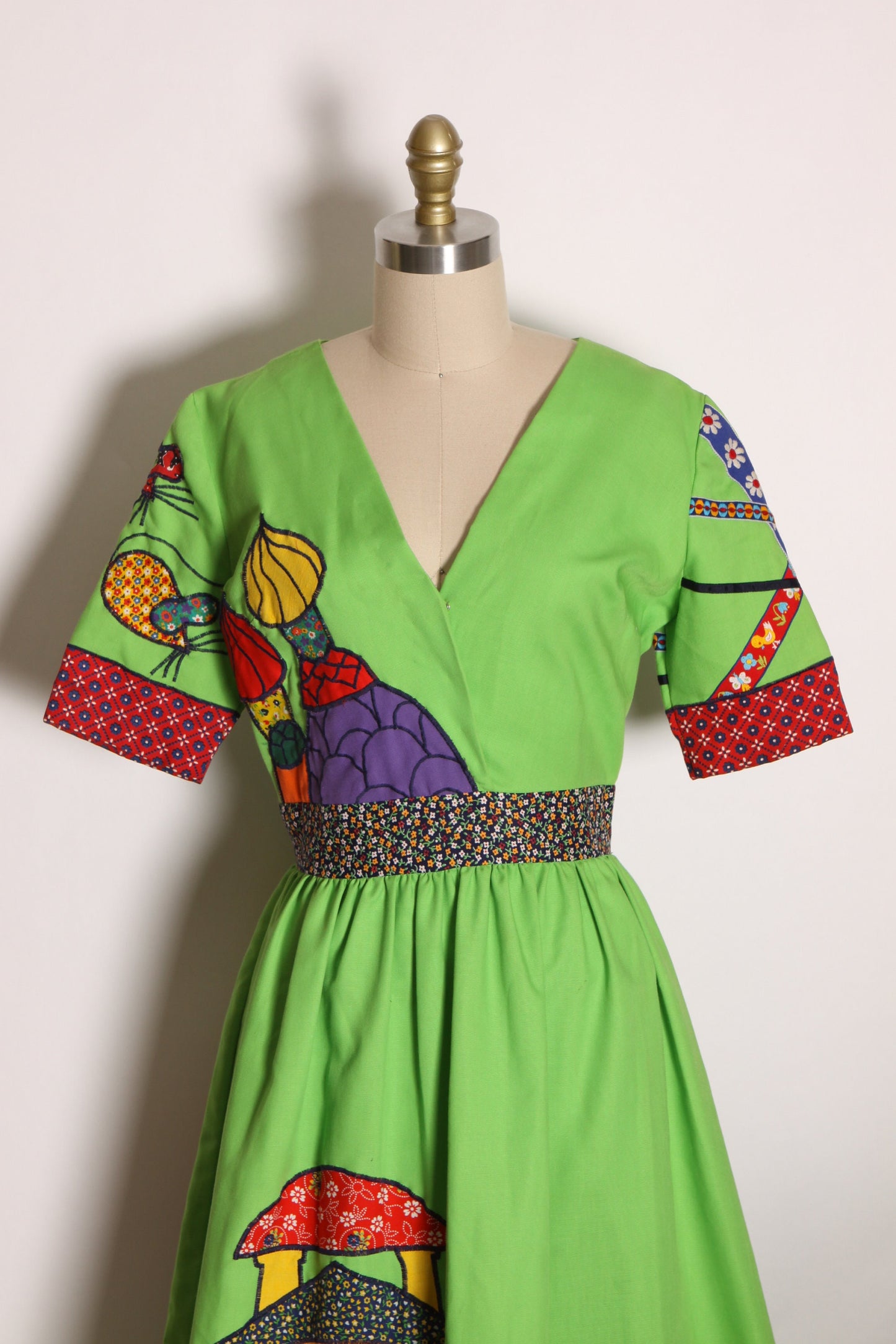 1960s Green Short Sleeve Full Length Architecture Pop Art Novelty Taj Mahal India Patchwork Embroidered Dress -S
