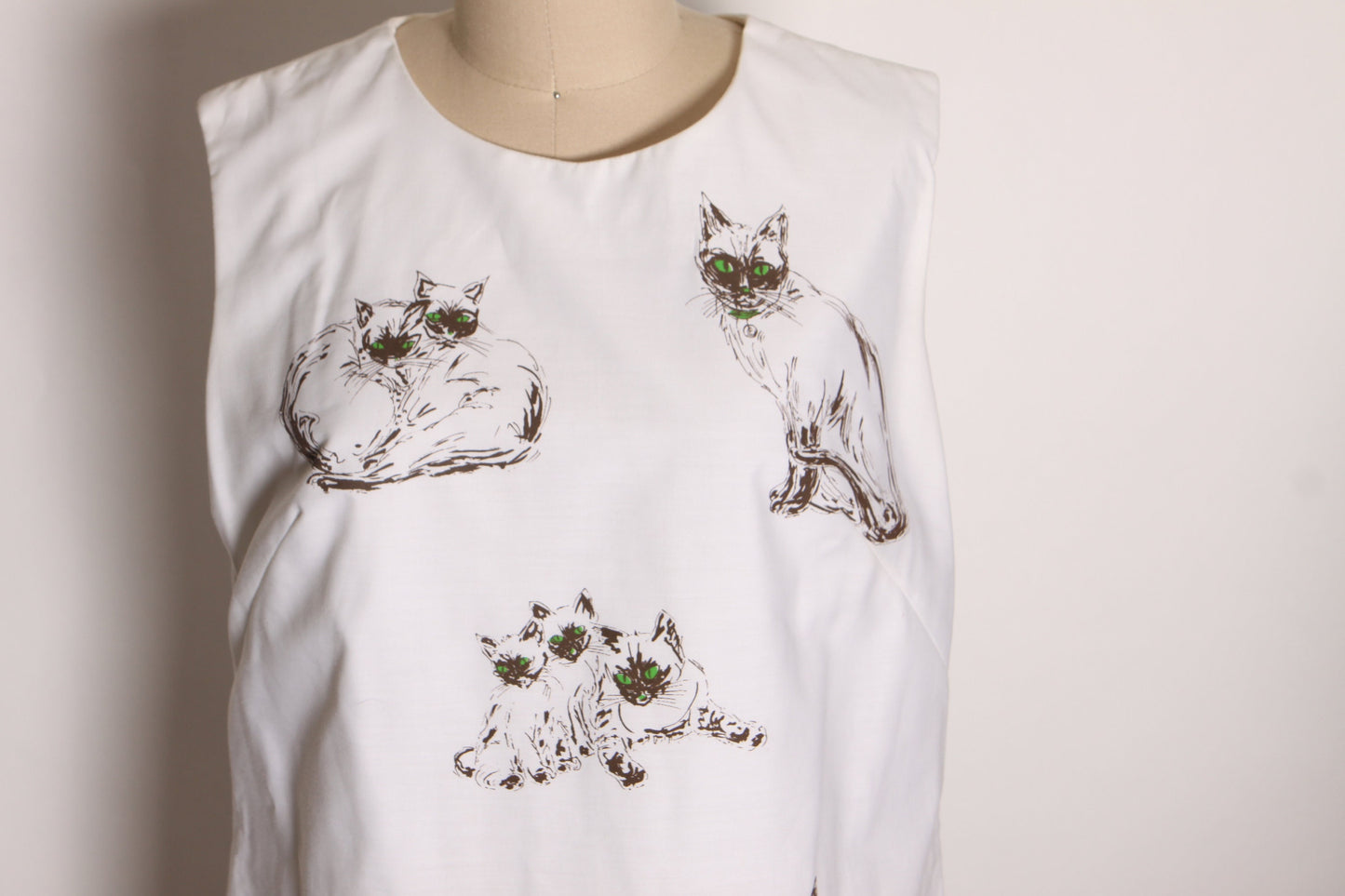 1960s White, Brown and Green Novelty Sketch Siamese Cat Sleeveless Shift Dress by Whimsical Carroll Reed Ski Shop -M