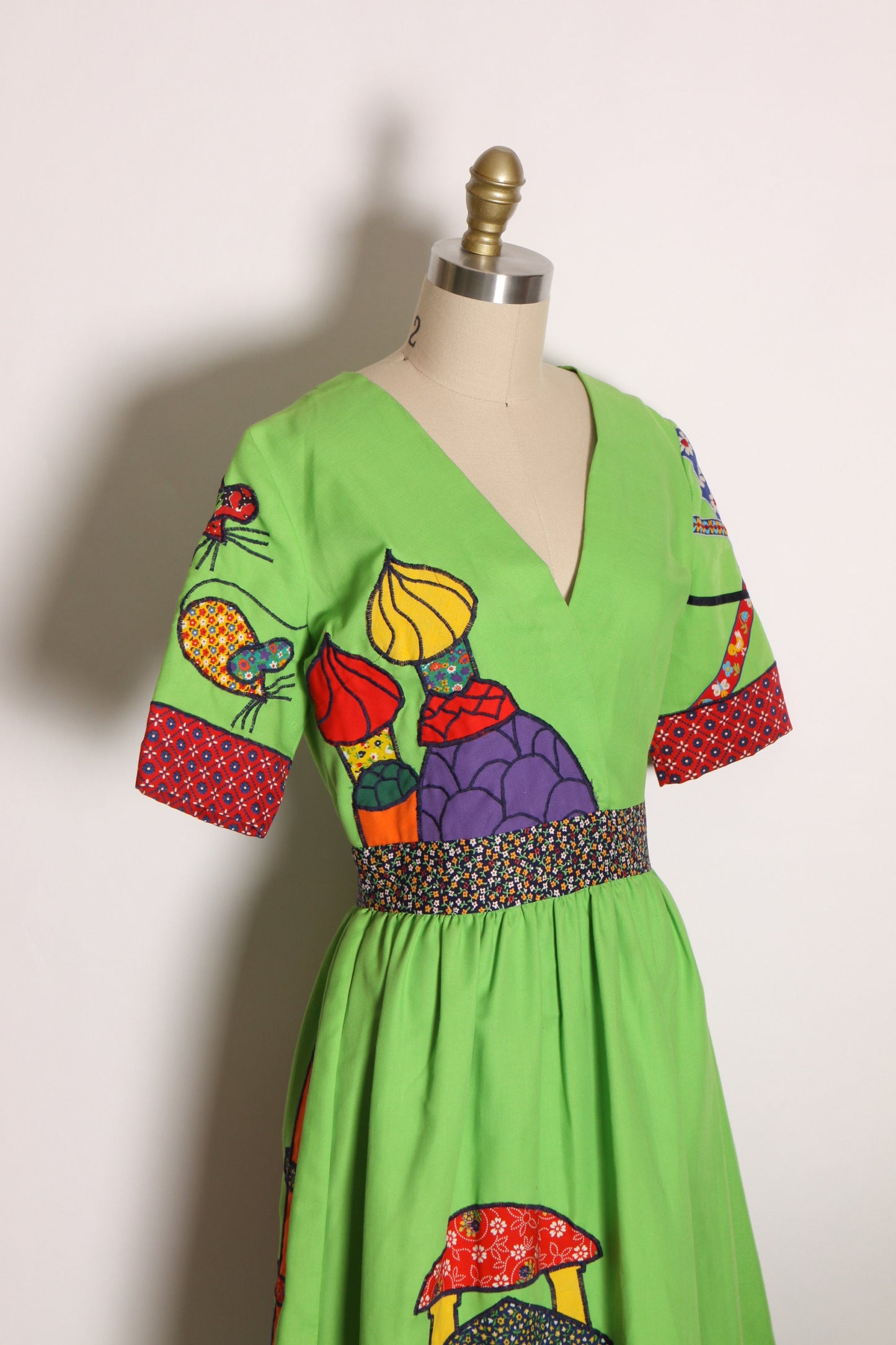 1960s Green Short Sleeve Full Length Architecture Pop Art Novelty Taj Mahal India Patchwork Embroidered Dress -S