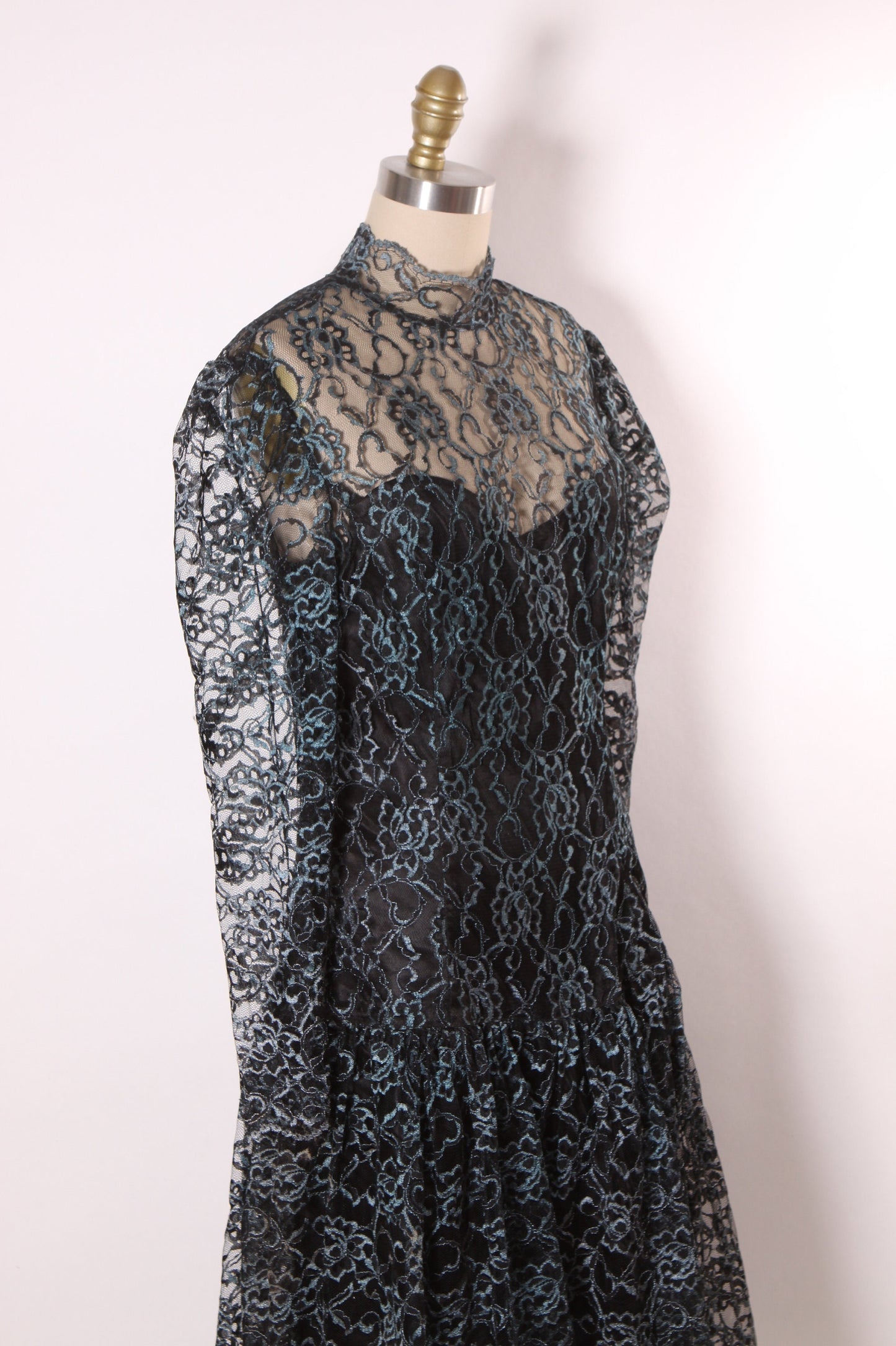 1980s Black and Green Sheer Long Sleeve Lace Overlay Puffy Sleeve Keyhole Back Drop Waist Formal Prom Dress by Gunne Sax -L