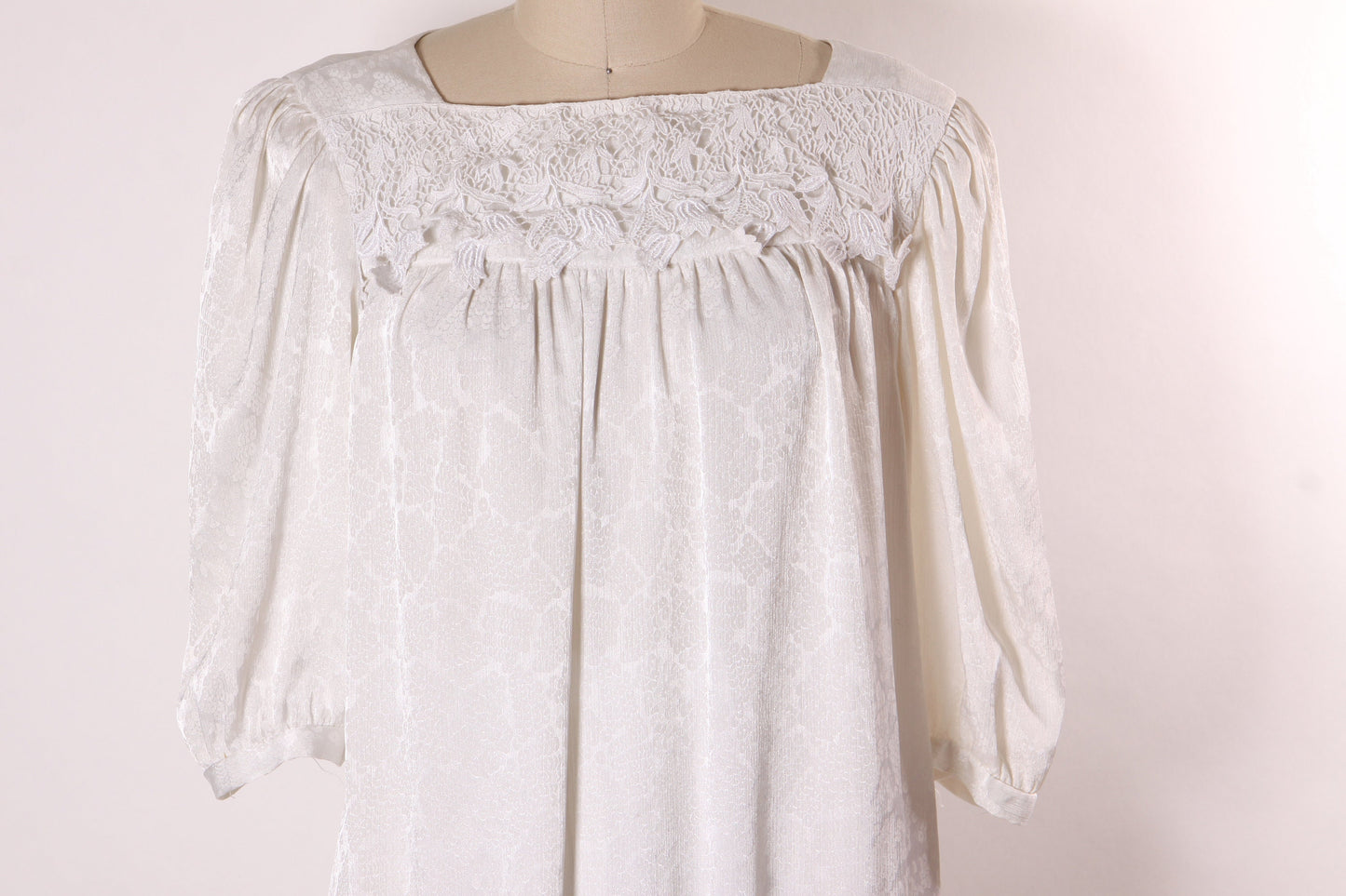 1980s White Half Sleeve Drop Waist Floral Lace Trim Blouse with Matching Skirt Two Piece Outfit by Jackie Taub for Connections -M