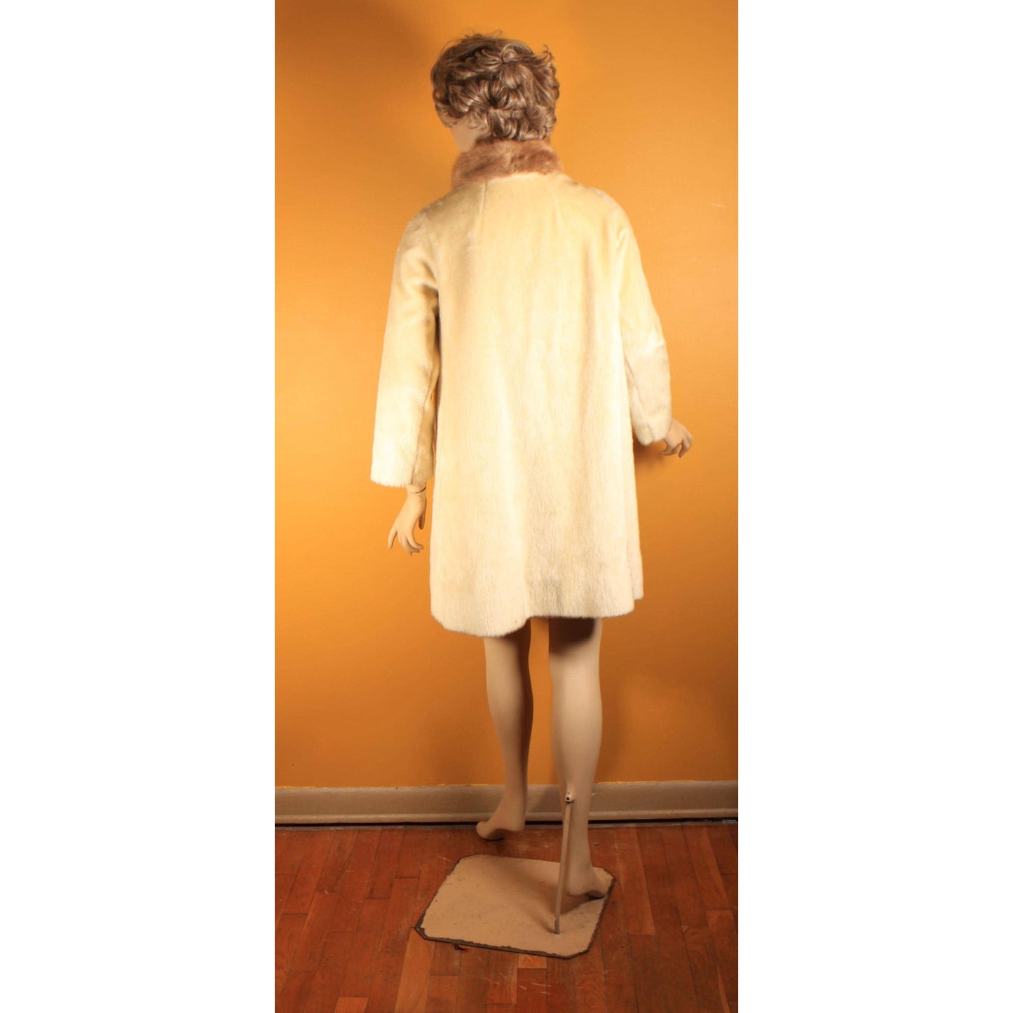 1960s Cream Faux Fur Fuzzy Long Sleeve with Mink Fur Trim Collar Coat by Junior-Aire -M-L