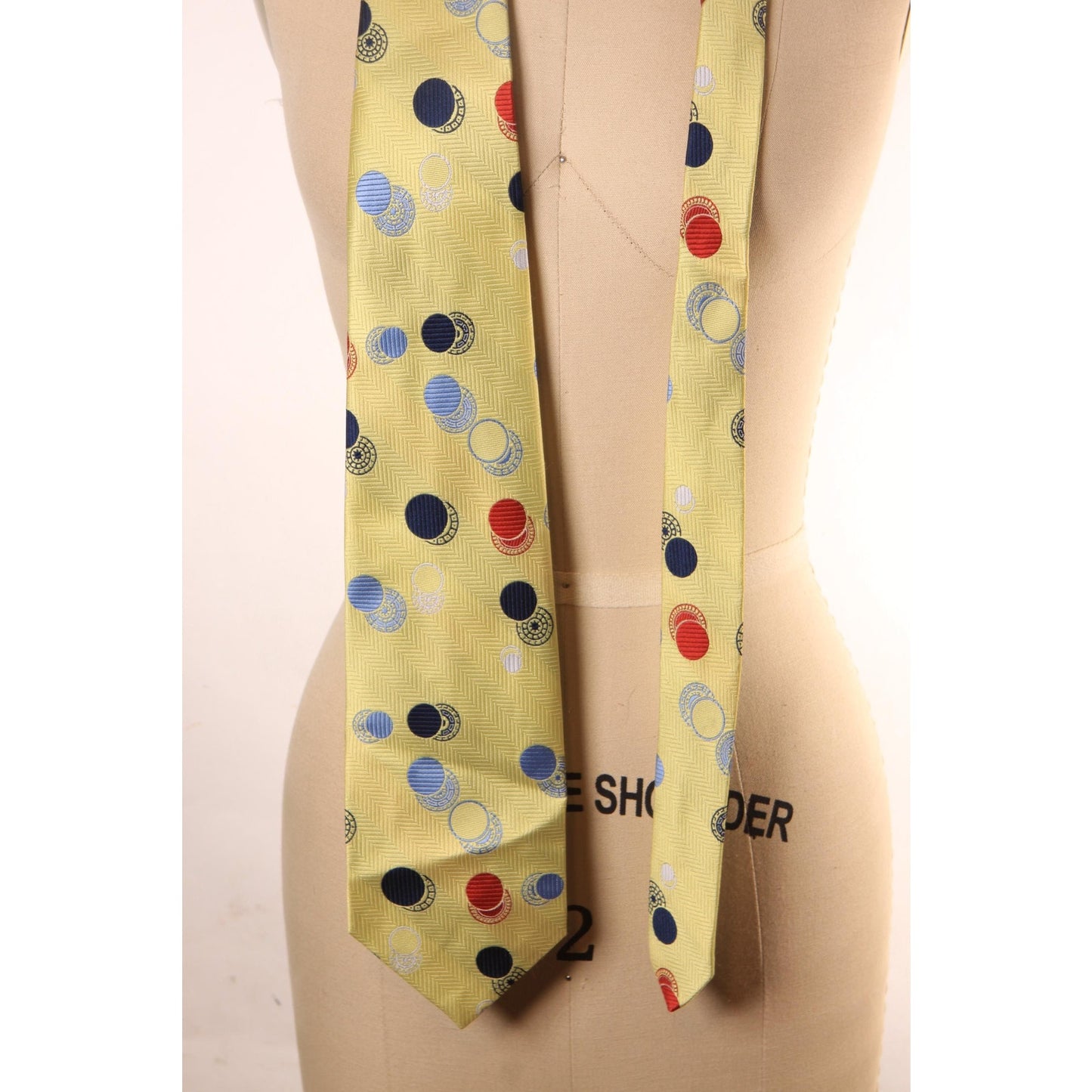 1970s Pale Yellow, Blue and Red Circle Shape Wide Necktie Tie by Regal