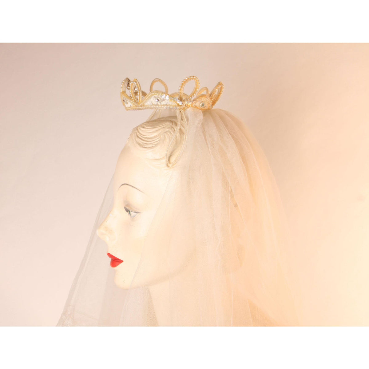 1940s 1950s White and Cream Small Crown Shaped Tiara Wedding Veil Hat