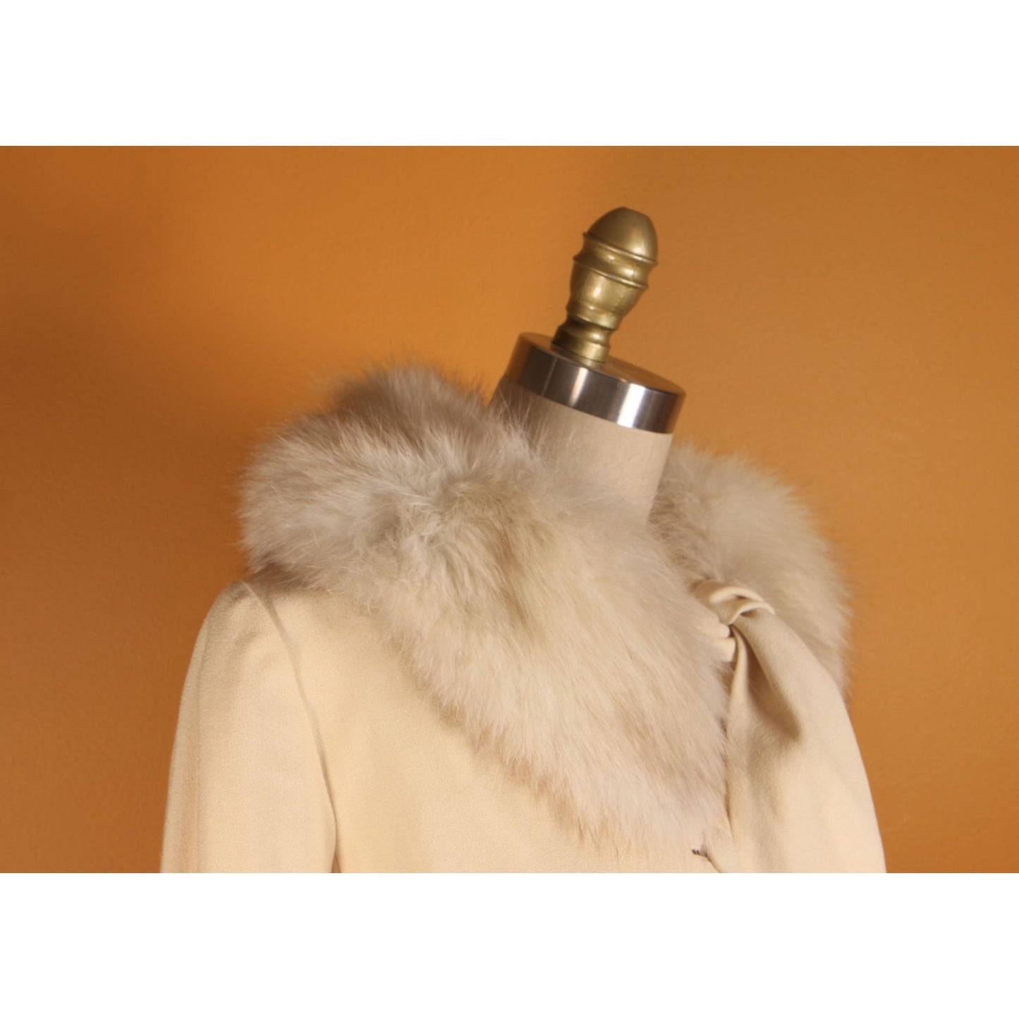 Early 1960s Cream Off White Button Down Fox Fur Scarf Collar Long Sleeve Suit Jacket by Lilli Ann -M-L