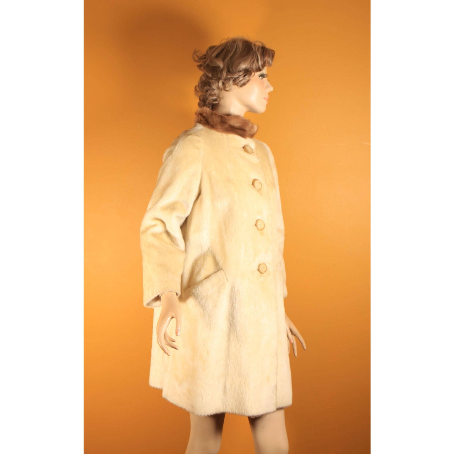 1960s Cream Faux Fur Fuzzy Long Sleeve with Mink Fur Trim Collar Coat by Junior-Aire -M-L